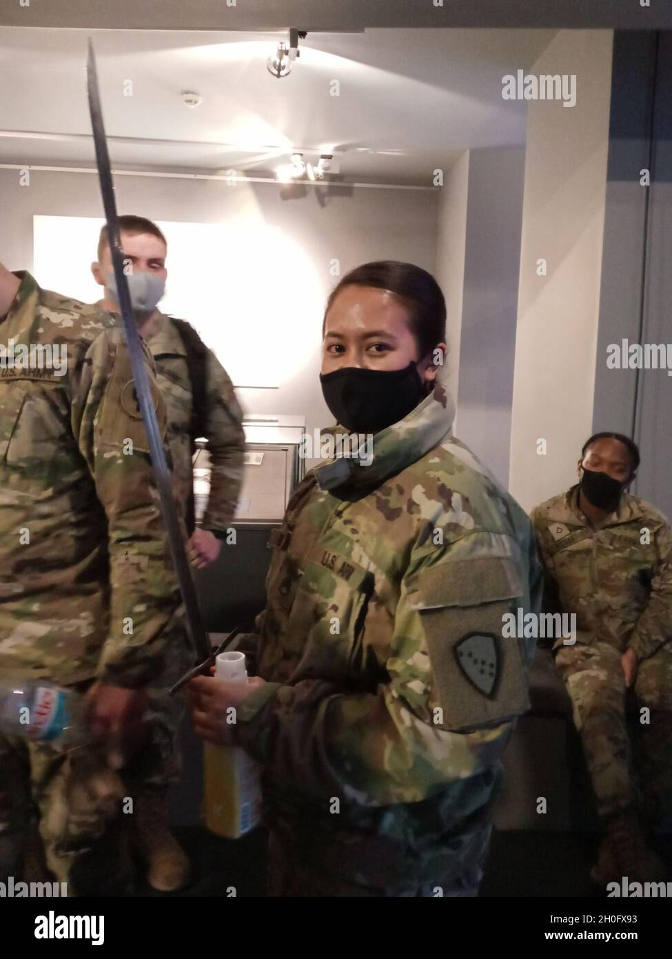 6.am 10. Februar 2020 wurden Soldaten der 297. Regionalen Unterstützungsgruppe und andere Einheiten des Basislagers Powidz zu einer Tour durch die Basilika unserer Lieben Frau von Licheń in Polen eingeladen. Der Musuem-Historiker Patryk Kazus hielt einen Vortrag über die gemeinsame Geschichte zwischen den USA und Polen. Die Gruppe durfte britische Schwerter berühren und handhaben, die vom polnischen General Thaddeus Kosciuszko aus der amerikanischen Revolution zurückgebracht wurden. Hier gezeigt, 297. RSG Supply NCO Staff Sgt. Jennessy Buendia hält ein britisches Schwert aus der amerikanischen Revolution in der Hand. Stockfoto