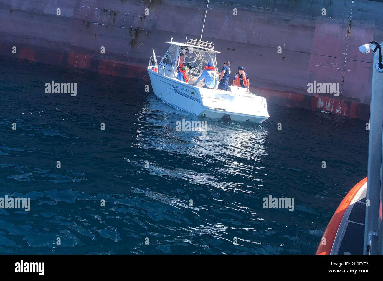 Coast Guard Station St. Petersburg 29-Fuß-Response-Boot - Small II Boot Crew unterstützt drei auf einem 21-Fuß-Schiff, das auf Wasser nahm 18 Meilen vor Egmont Key, Florida, 28. Februar 2021. Die Besatzung entwässerte das Schiff, fand die Quelle der Überschwemmung, steckte das Loch in den Rumpf und legte das Schiff im Schlepptau auf dem Weg zum John’s Pass. (Foto der US-Küstenwache.) Stockfoto