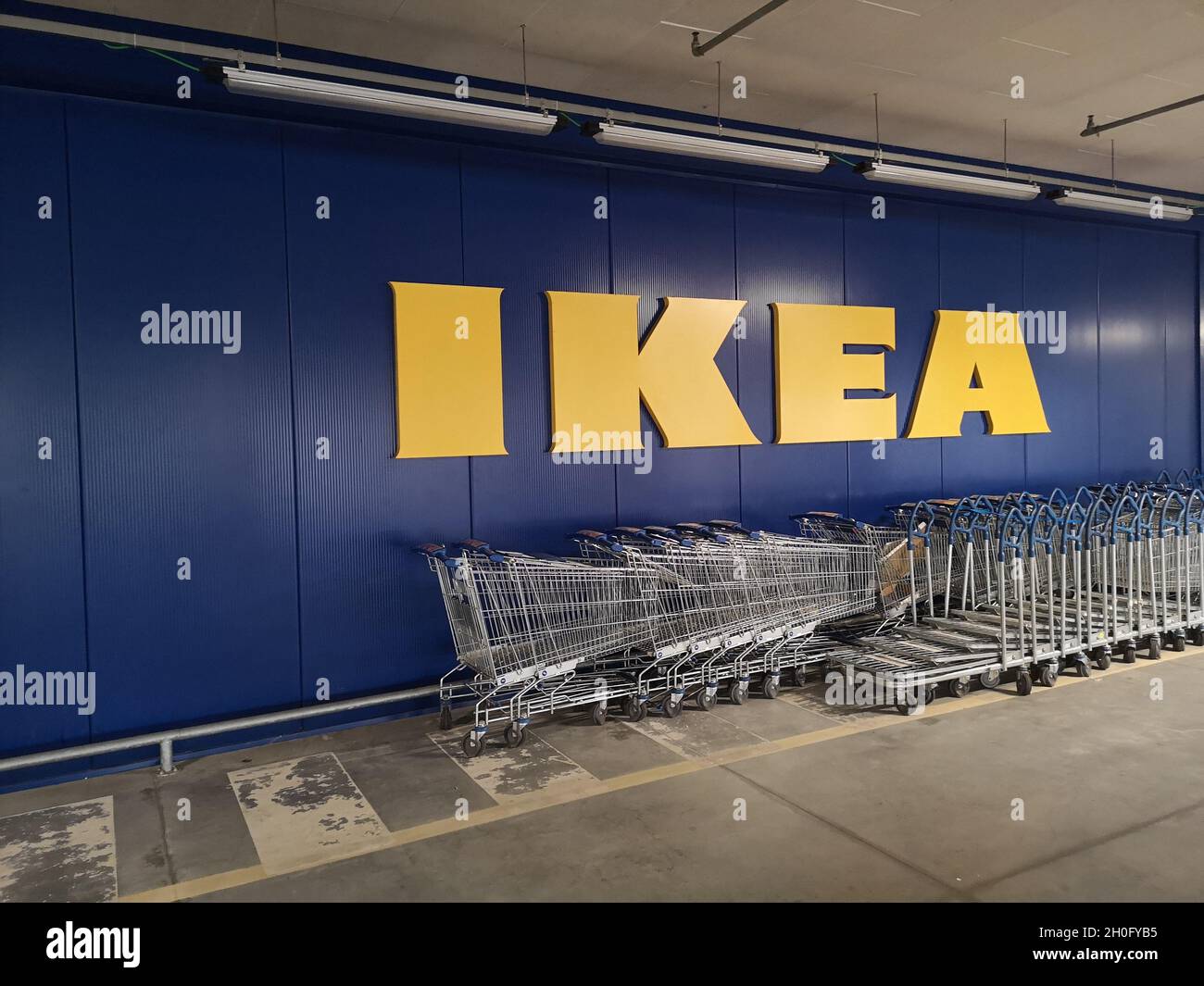 SAN, ITALIEN - 17. Sep 2021: Nahaufnahme eines Markennamens ''Ikea'', der in Tiefgaragen geschrieben wurde Stockfoto