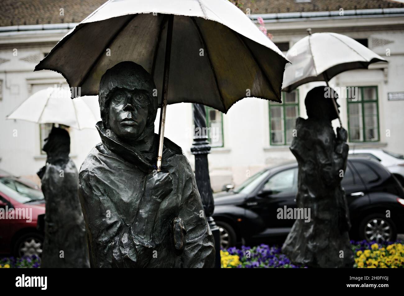 Bronzestatuen Damen mit Schirmen aus Imre Varga, Budapest, Ungarn Stockfoto