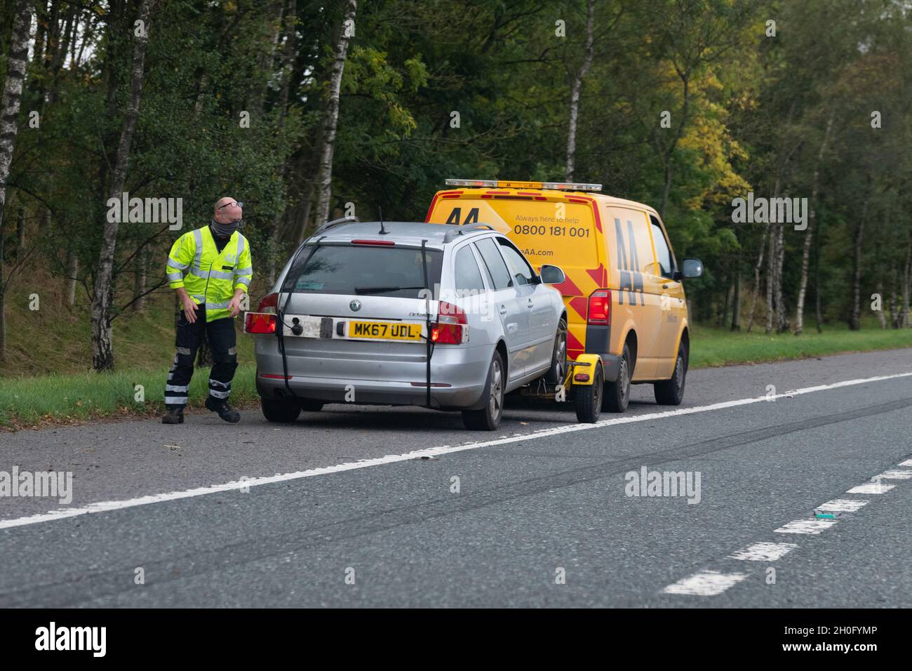 AA-Bergewagen am Straßenrand mit zum Schleppen bereitgeradem Auto - Großbritannien Stockfoto