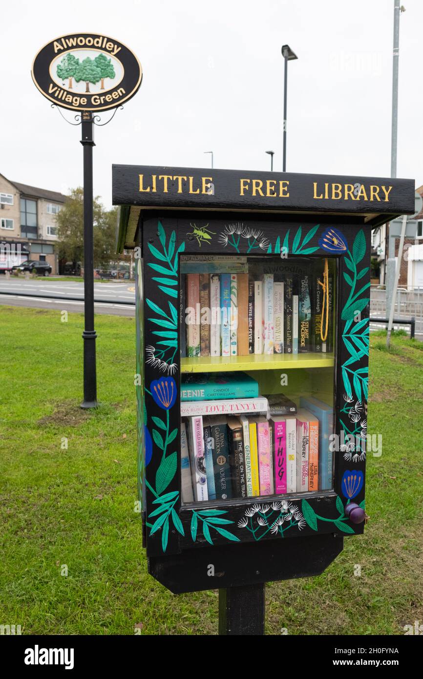 Little Free Library Schema Alwoodley Village Green, Leeds, West Yorkshire, England, Großbritannien Stockfoto