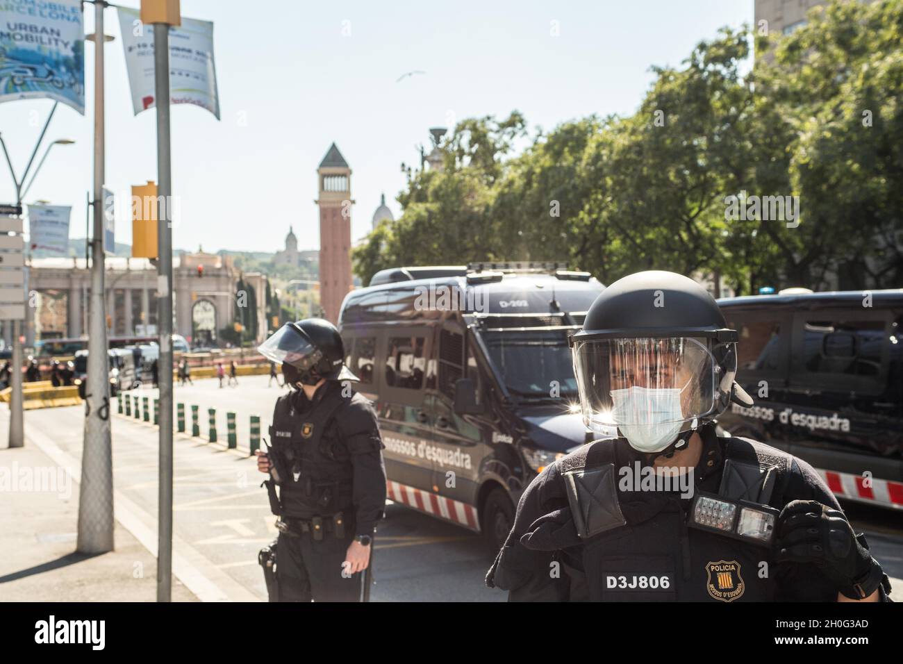 Barcelona, Spanien. Oktober 2021. Die Polizei ist während des Protestes wachsam.Menschen antifaschistischer Gruppen haben eine Demonstration gegen die Ereignisse des 12. Oktober, dem Hispanic Day in Barcelona, einberufen. Die Demonstranten sind in die Richtung einiger dieser Handlungen gegangen, aber die Polizei hat sie bei allen Gelegenheiten verhindert. Kredit: SOPA Images Limited/Alamy Live Nachrichten Stockfoto