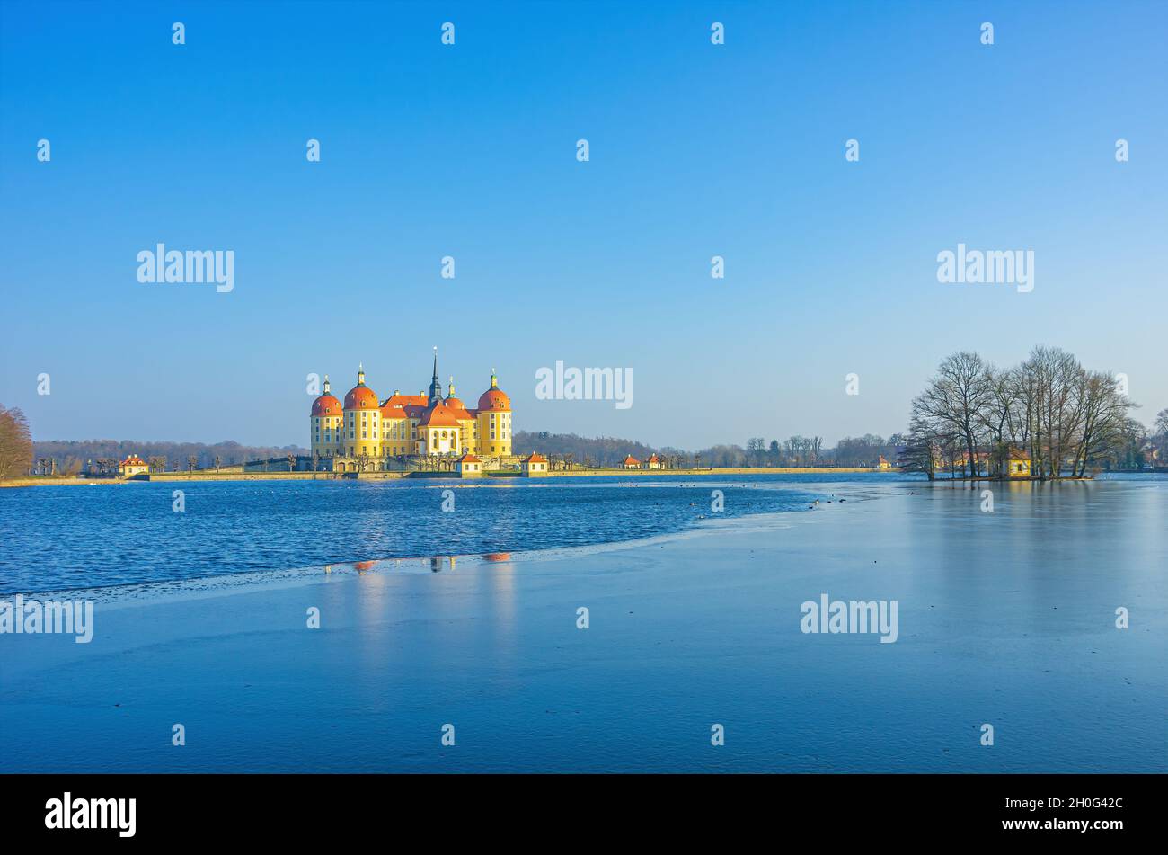 Moritzburg bei Dresden, Sachsen, Deutschland: Winterlich Schloss Moritzburg aus dem Nordwesten, umgeben vom teilweise gefrorenen Schlossteich. Stockfoto