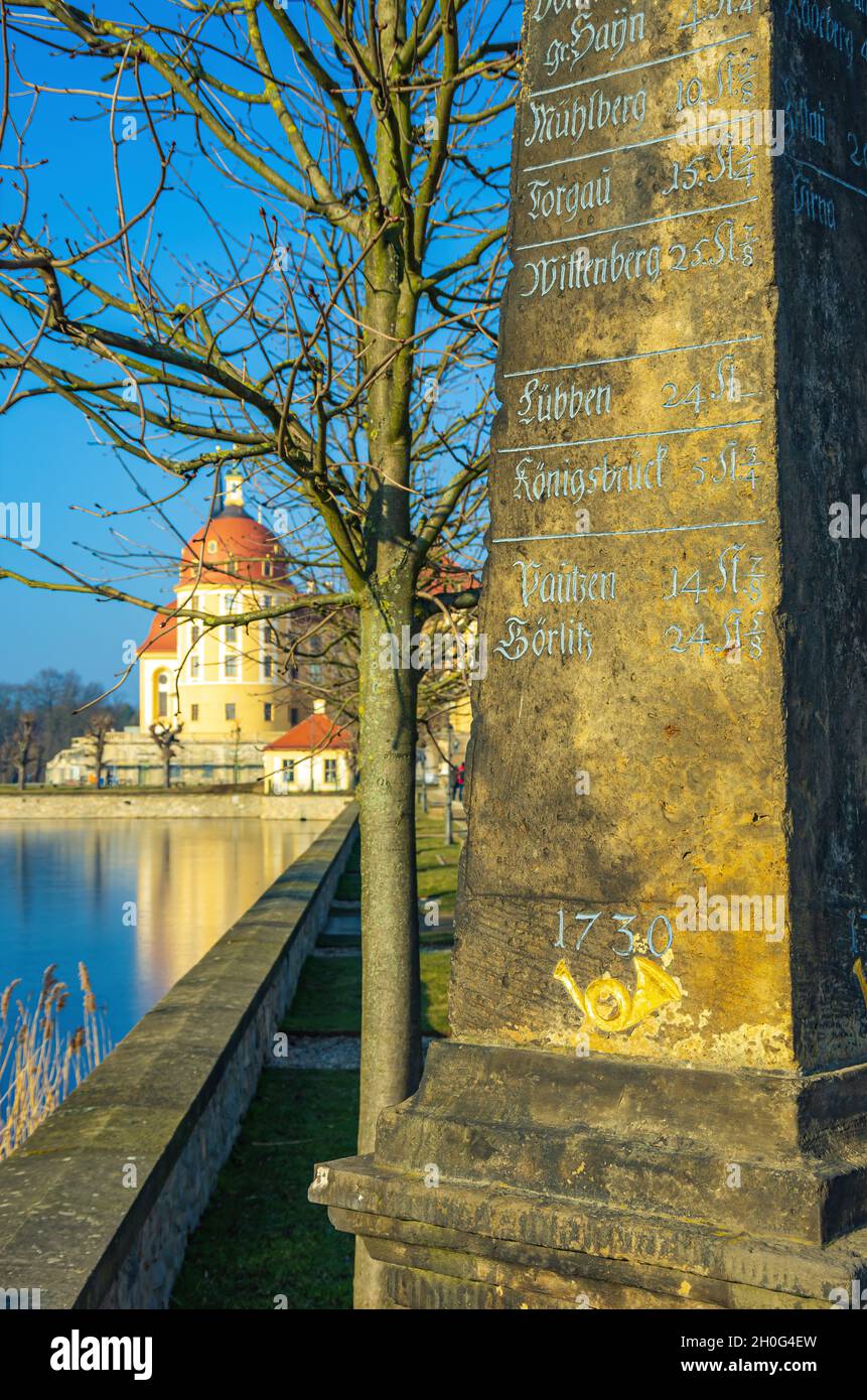 Moritzburg bei Dresden, Sachsen, Deutschland - 14. Februar 2015: Wahlkampfmeilepost vor dem Haupteingang zum Schloss Moritzburg. Stockfoto