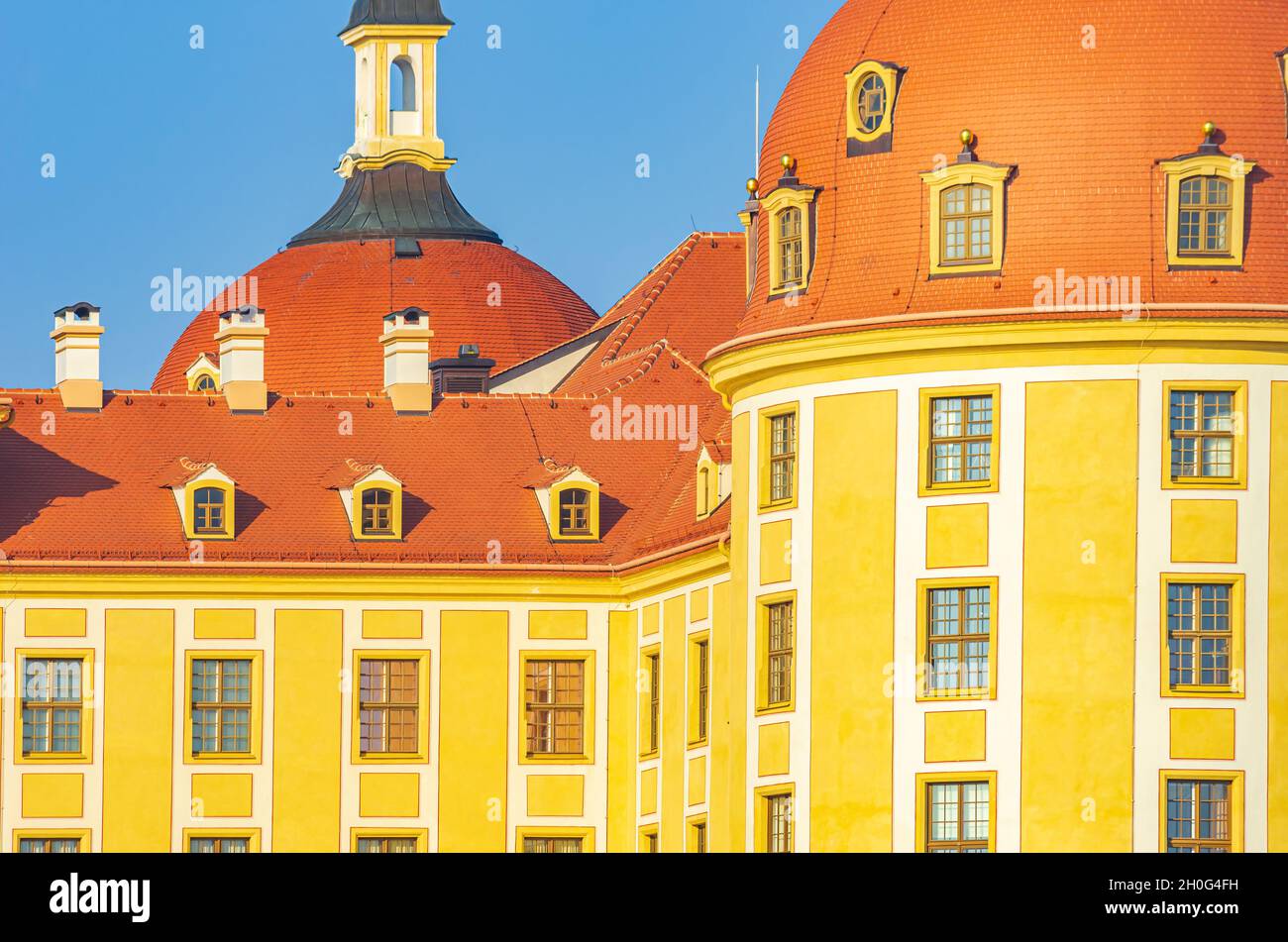 Moritzburg bei Dresden, Sachsen, Deutschland: Teilansicht der Hauptfassade des Schloss Moritzburg, auf der Südseite gelegen. Stockfoto