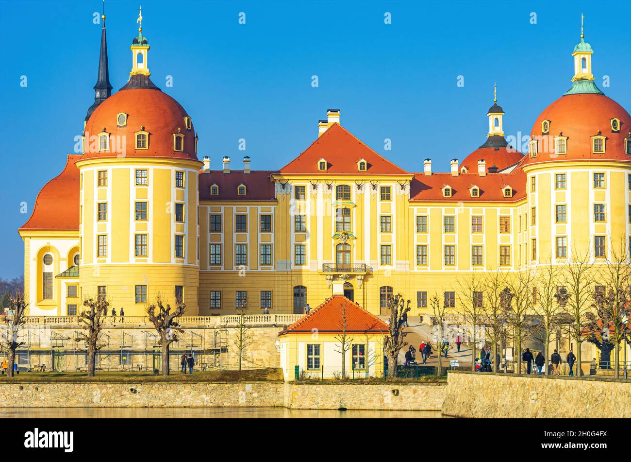 Moritzburg bei Dresden, Sachsen, Deutschland: Außenansicht des Schlosses Moritzburg im Winter mit halbgefrorenem Schlossteich aus dem Süden. Stockfoto