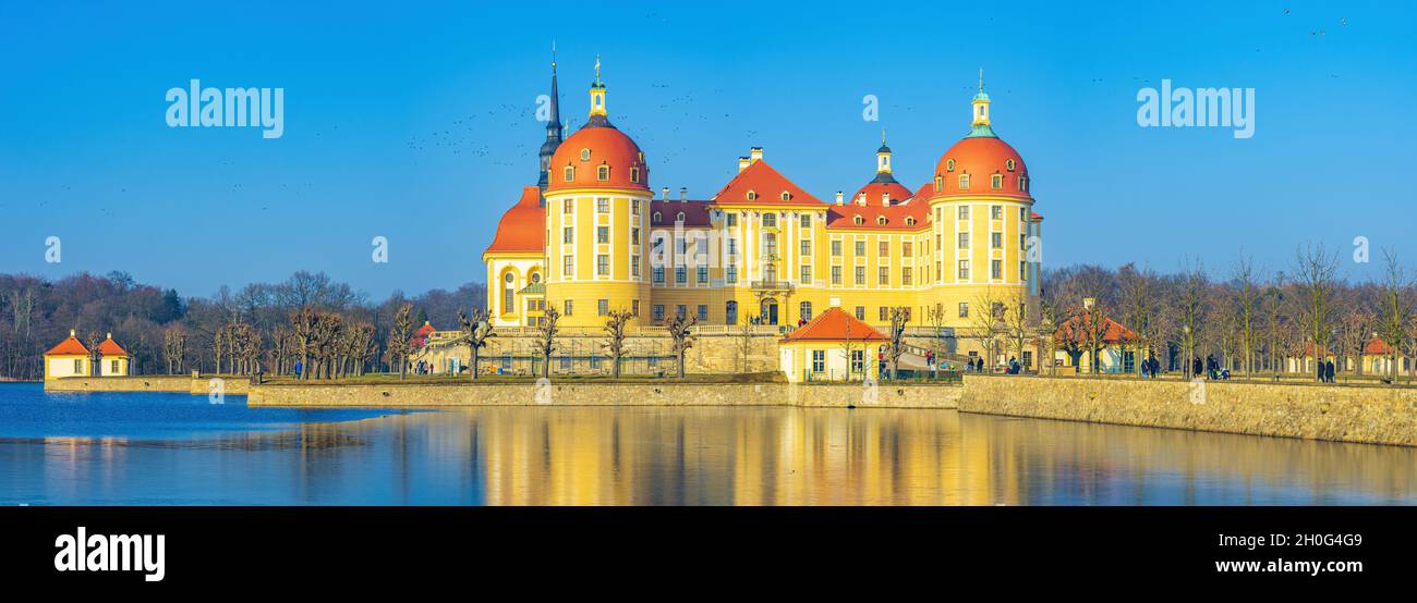 Moritzburg bei Dresden, Sachsen, Deutschland: Außenansicht des Schlosses Moritzburg im Winter mit halbgefrorenem Schlossteich aus dem Süden. Stockfoto