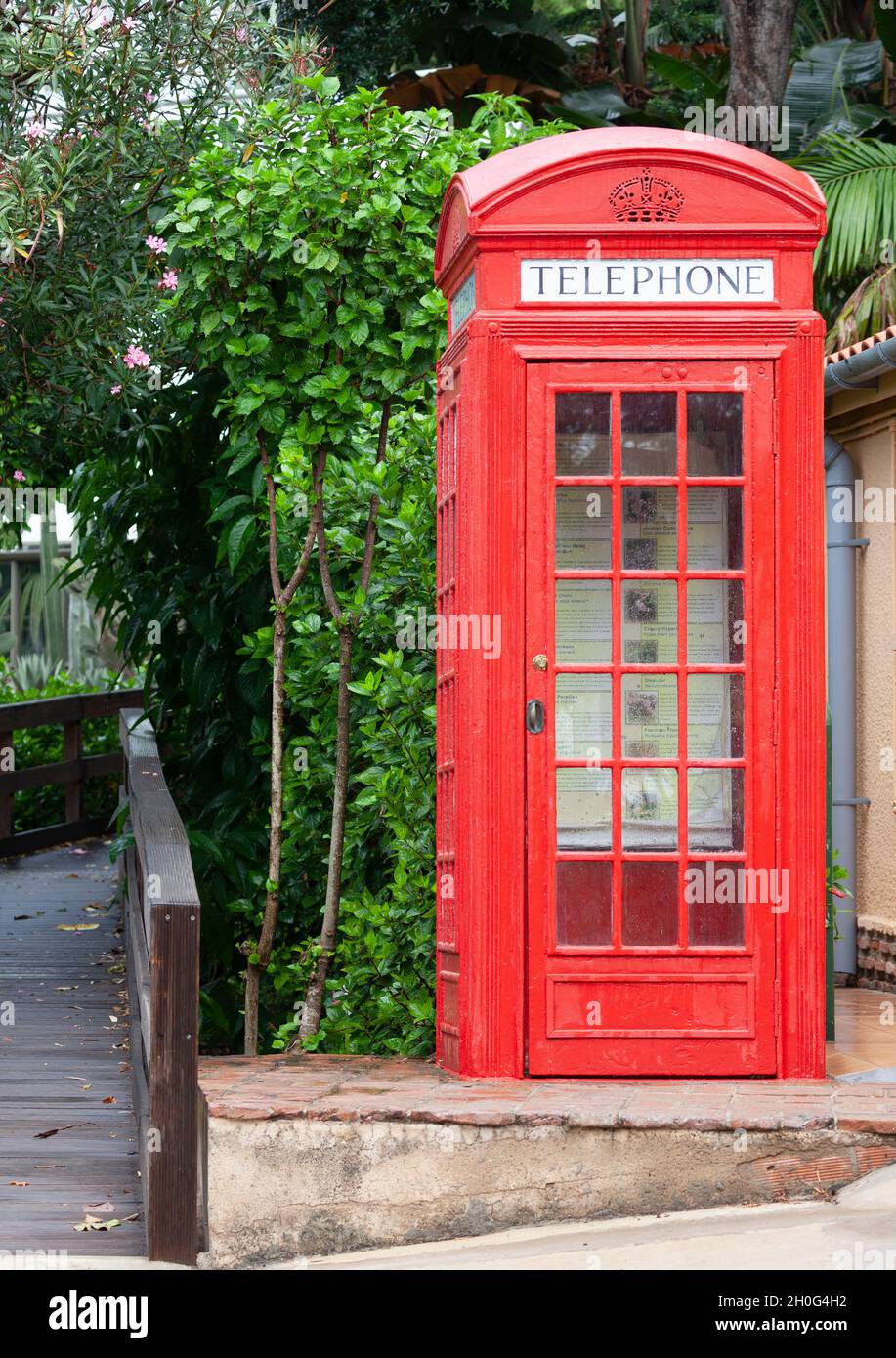 Eine funktionsunfähige klassische rote britische Telefonbox im Alameda Botanical Gardens in Gibraltar. Es fungiert nun als interpretative Noticeboard-Details Stockfoto