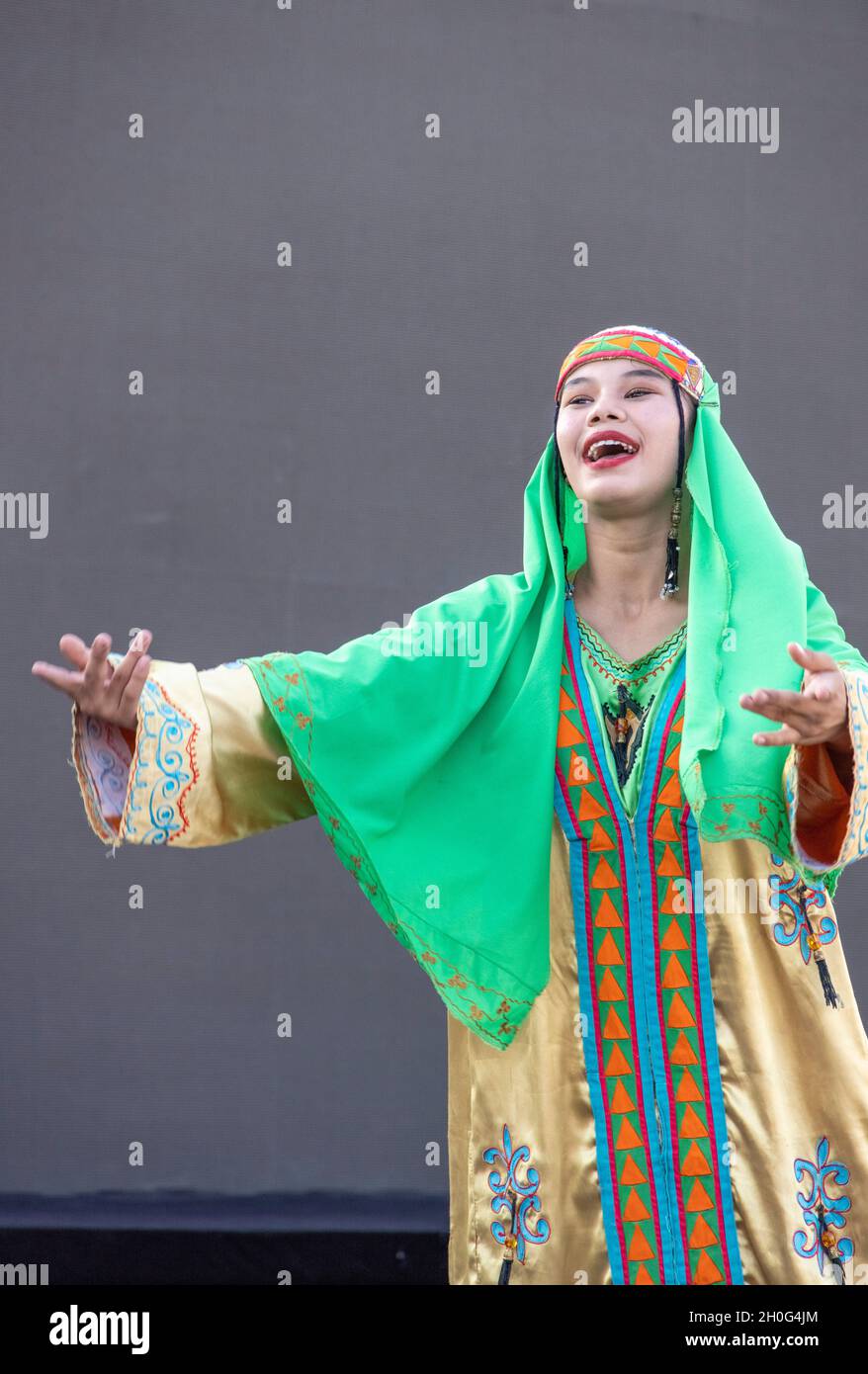 Tänzer, die traditionelle Tänze für Delegierte der internationalen Konferenz bei einem Galadiner, Taschkent, Usbekistan, vorführen Stockfoto