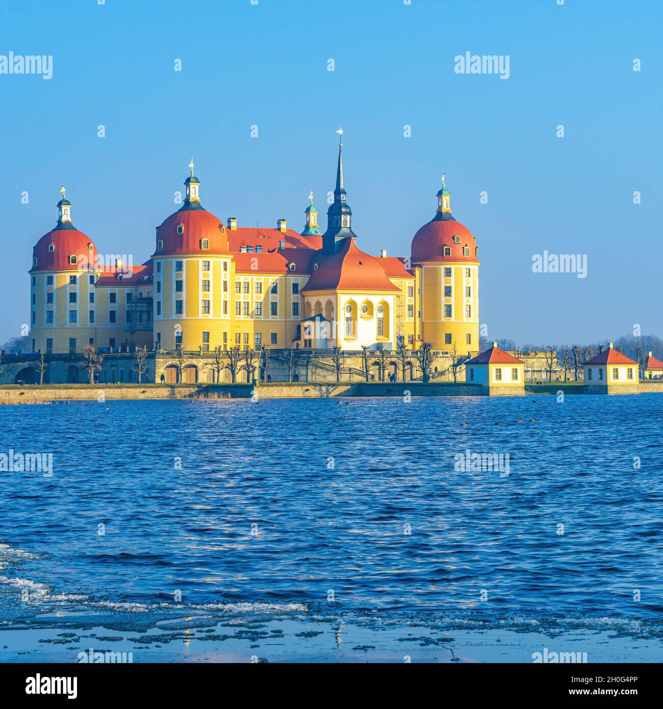 Moritzburg bei Dresden, Sachsen, Deutschland: Außenansicht des Schlosses Moritzburg im Winter mit halbgefrorenem Schlossteich, von Nordwesten. Stockfoto