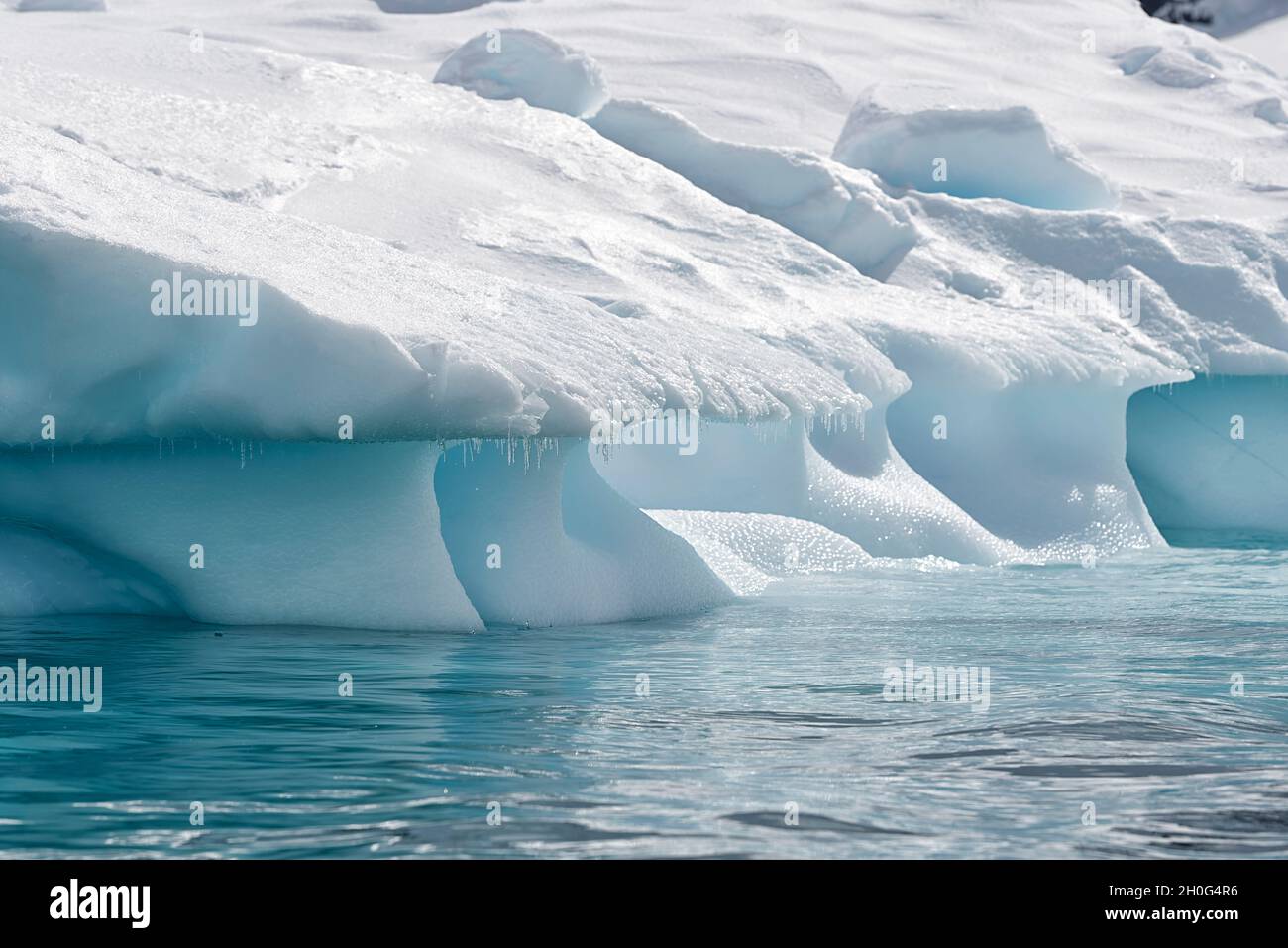 Nahaufnahme eines schmelzenden Eisbergs. Paradise Harbour, Grahamland, Antarktis Stockfoto