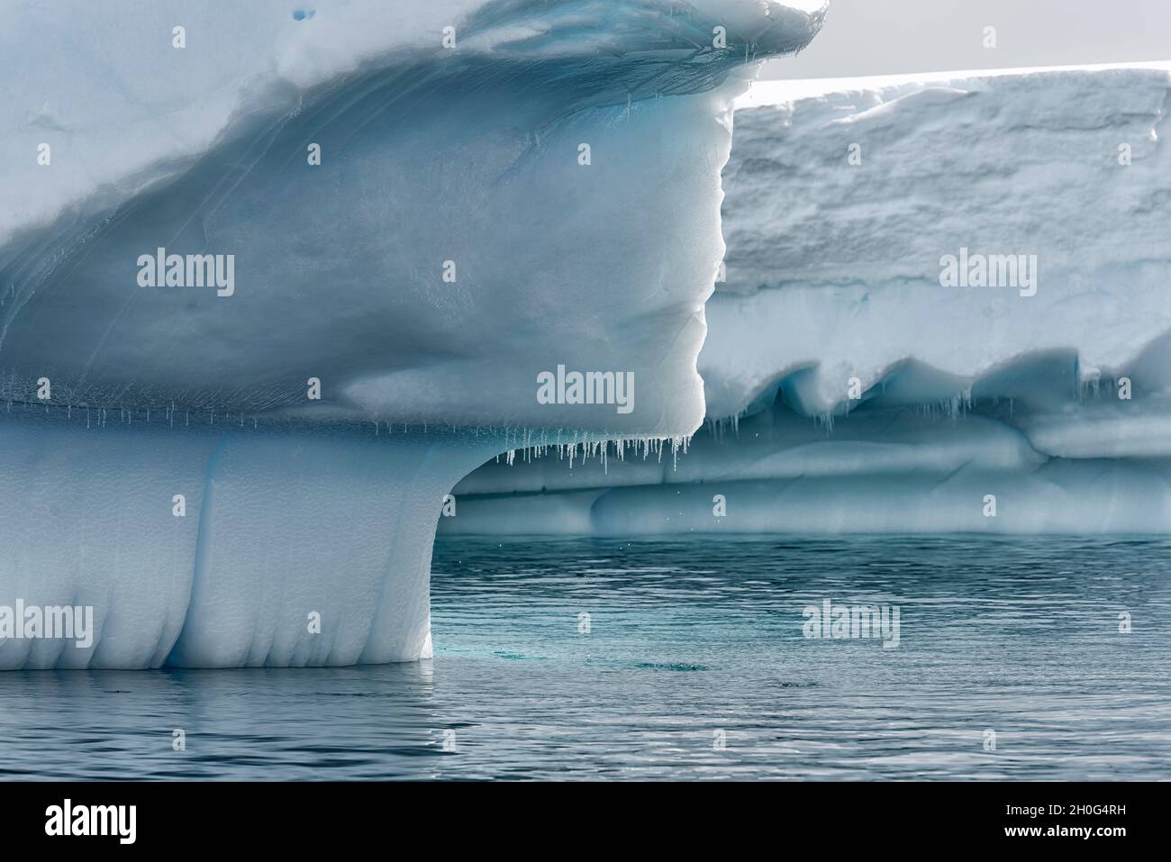 Nahaufnahme eines schmelzenden Eisbergs. Paradise Harbour, Grahamland, Antarktis Stockfoto