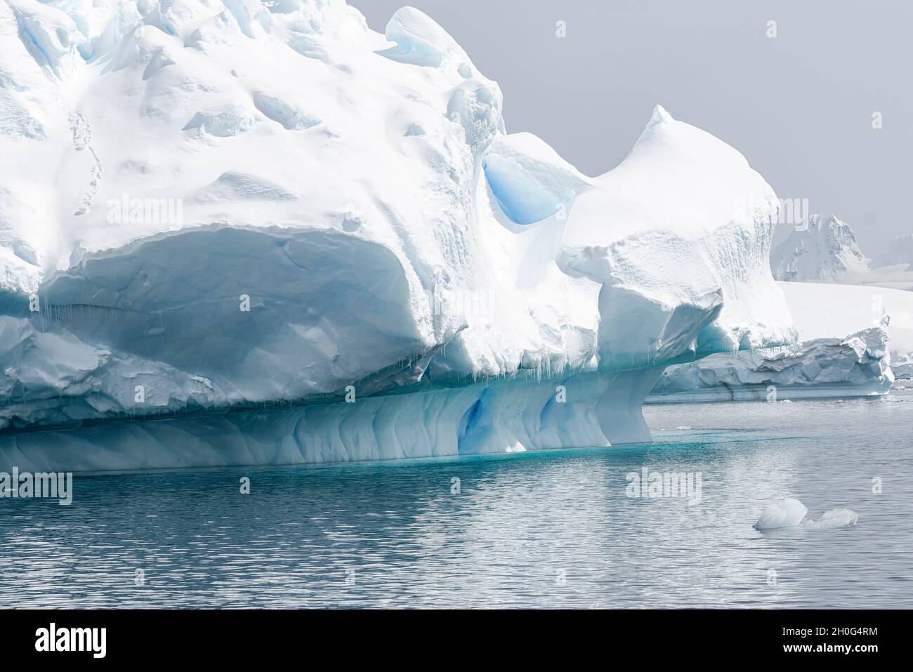 Nahaufnahme eines schmelzenden Eisbergs, der im Meer schwimmt. Paradise Harbour, Grahamland, Antarktis Stockfoto