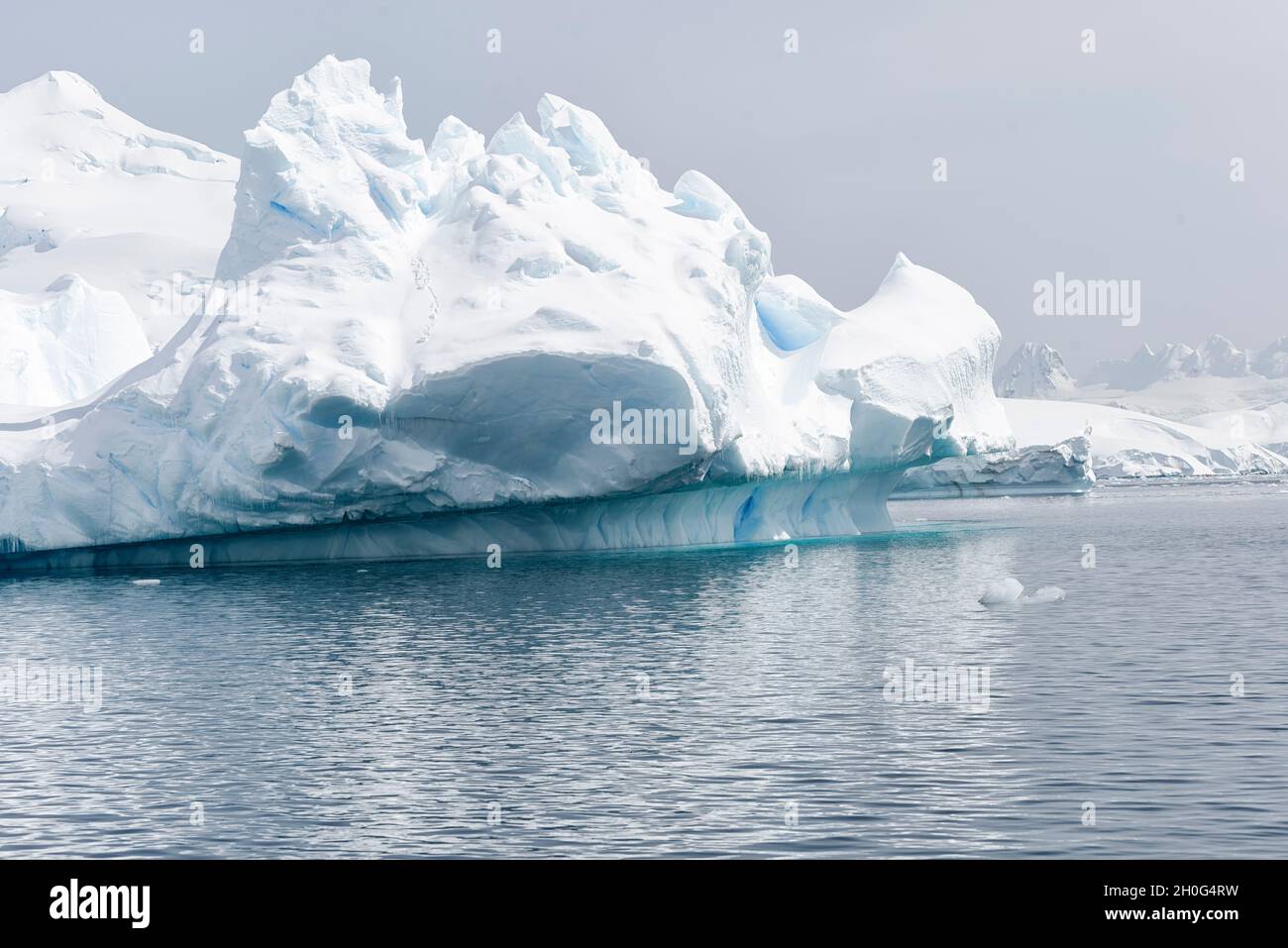 Schmelzender Eisberg, der im Meer schwimmt. Paradise Harbour, Grahamland, Antarktis Stockfoto