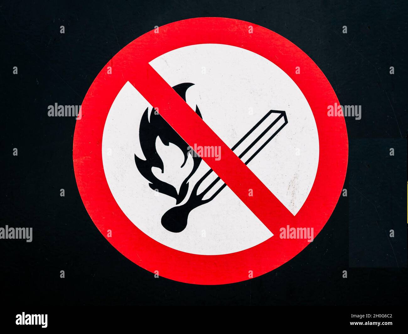 Ein Schild an einer Wand weist darauf hin, dass Rauchen verboten ist Stockfoto