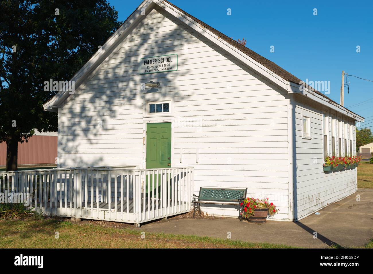 Amboy, Illinois - Vereinigte Staaten - 28. September 2021: Das Palmer Schoolhouse, erbaut 1924, an einem schönen sonnigen Morgen. Stockfoto