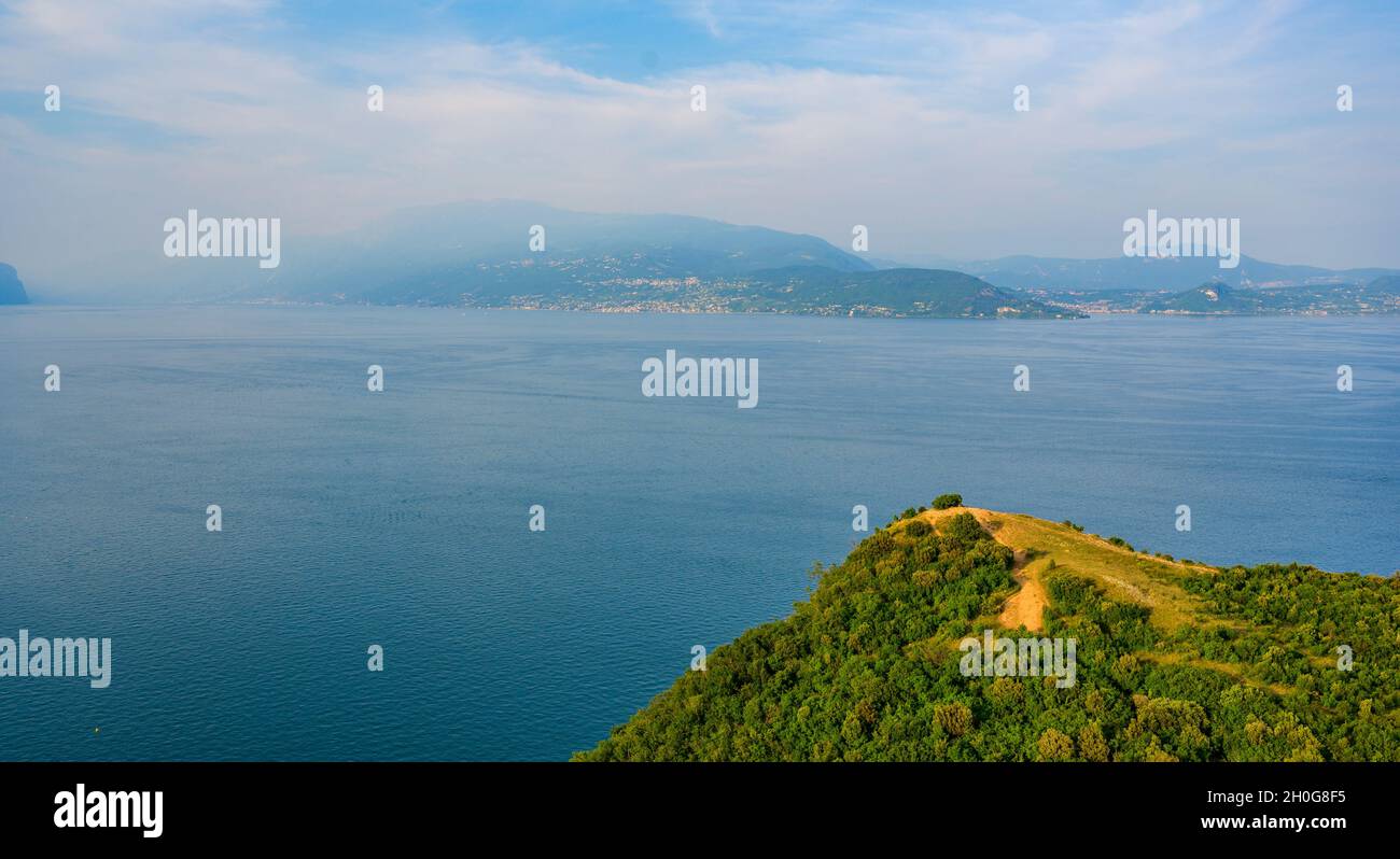 Blick von Rocca di Manerba auf den schönen Gardasee, Brescia, Italien - Reiseziel Stockfoto