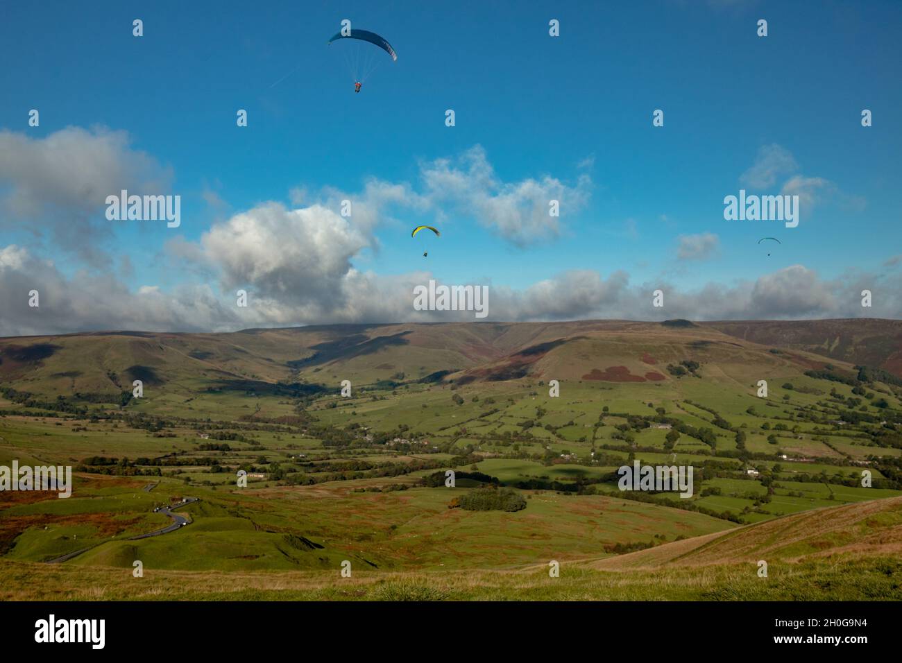 Blick vom Mam Tor im Peak District in Großbritannien, Gleitschirmfliegen an sonnigen Tagen Herbst 2021. Stockfoto