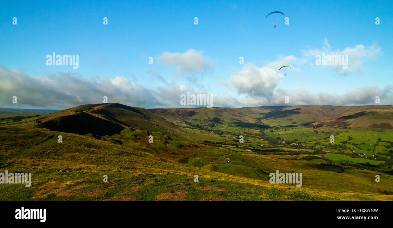 Blick vom Mam Tor im Peak District in Großbritannien, Gleitschirmfliegen an sonnigen Tagen Herbst 2021. Stockfoto