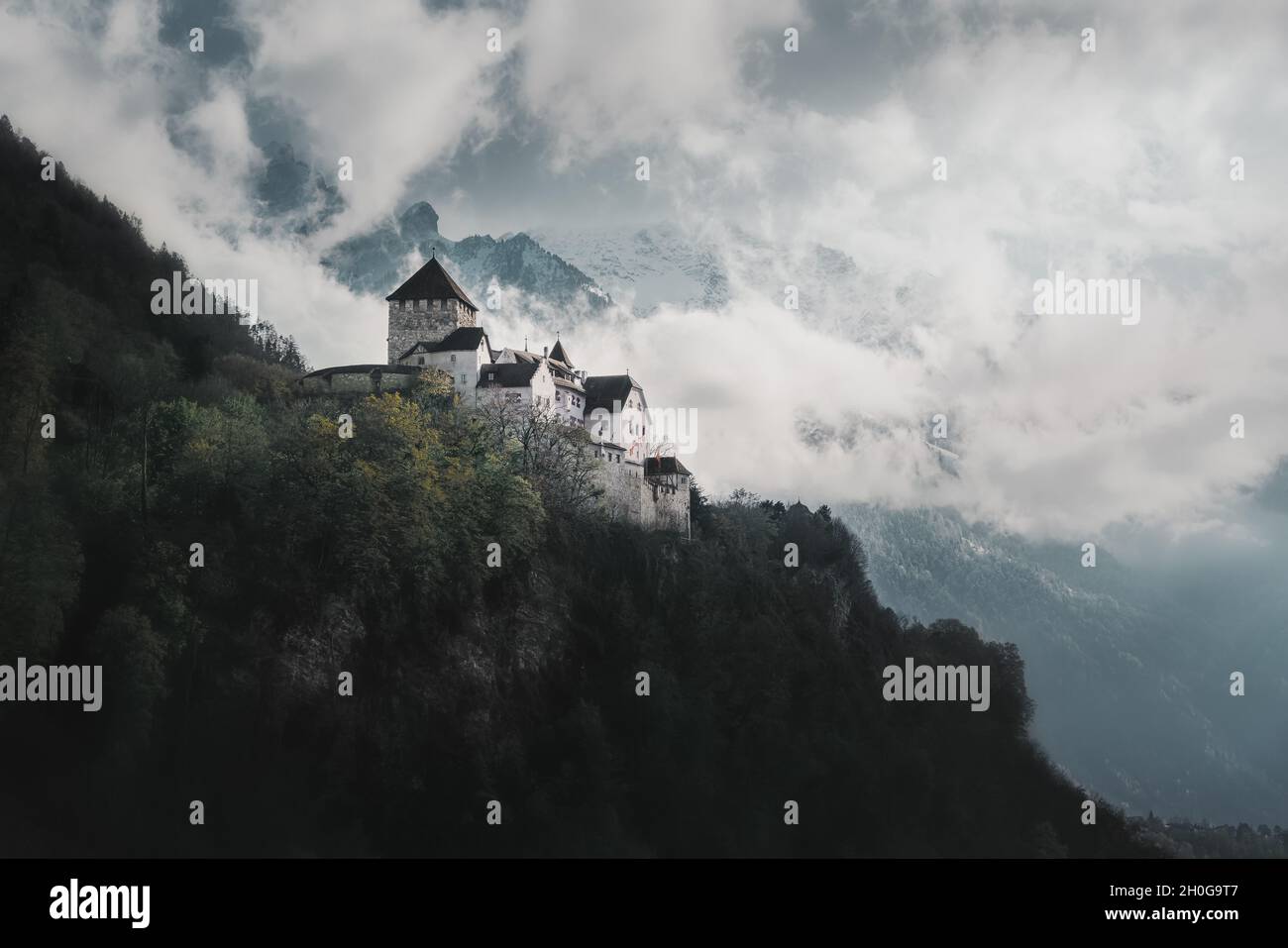 Schloss Vaduz und Berge - Vaduz, Liechtenstein Stockfoto