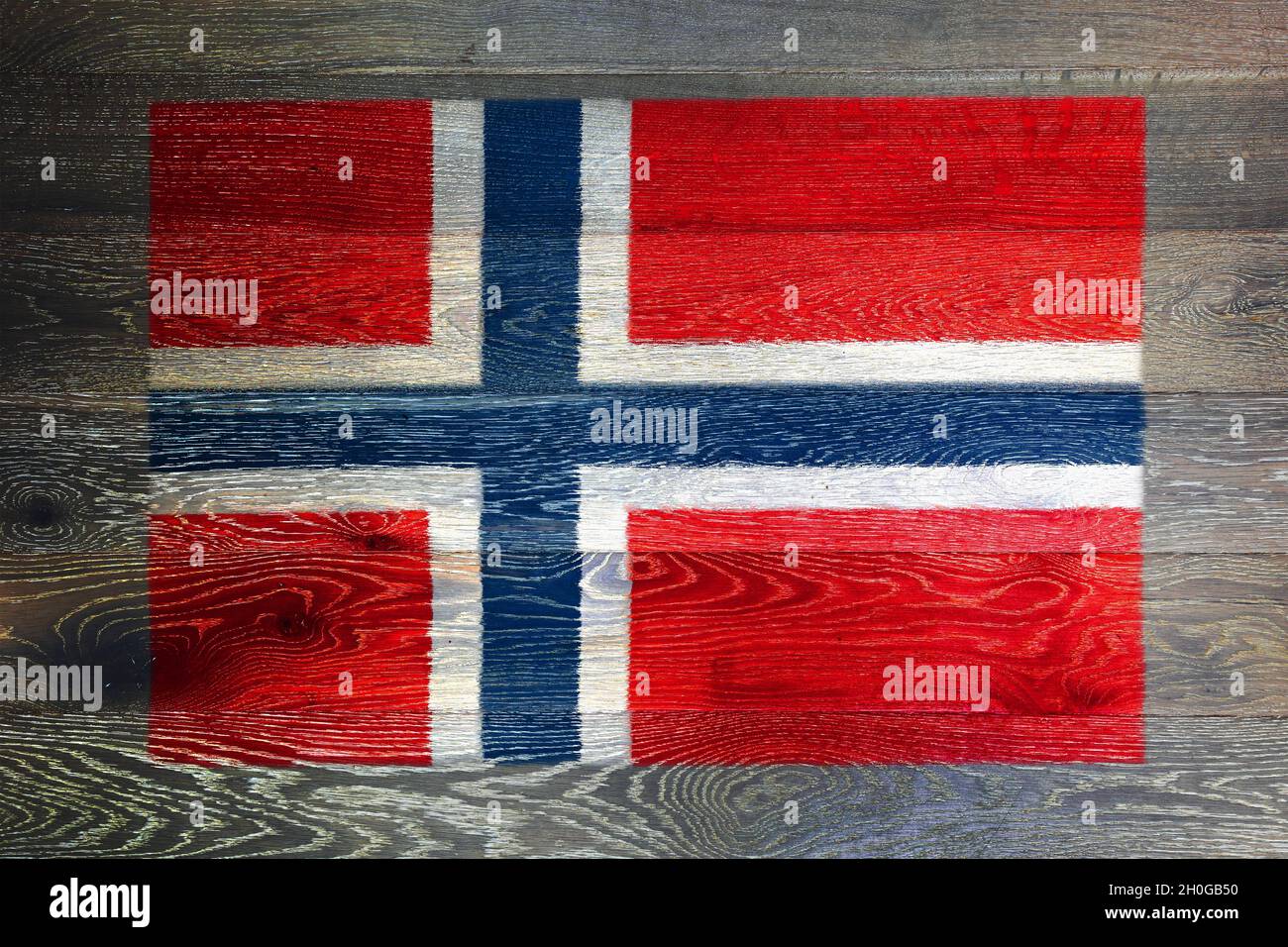 Eine Norwegen-Flagge auf rustikalem alten Holz-Oberfläche Hintergrund Stockfoto