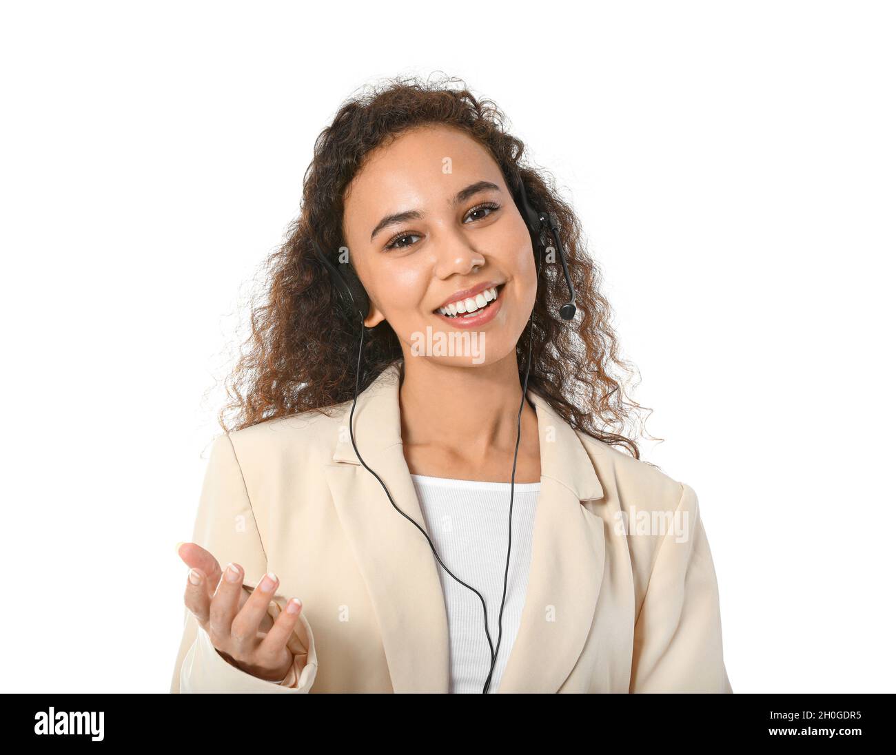 Afroamerikanischer Callcenter-Berater im Headset auf weißem Hintergrund Stockfoto