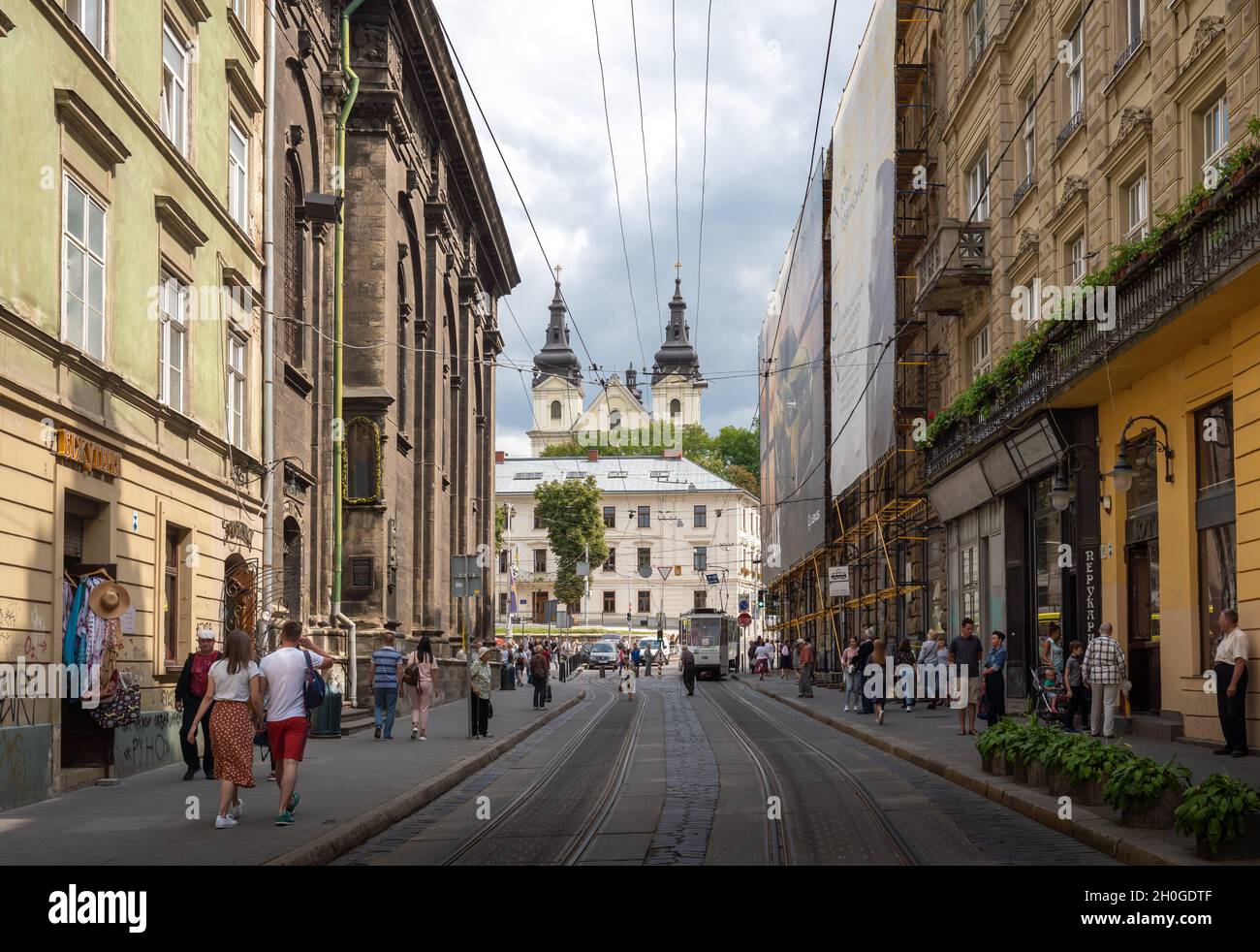 Ruska Straße mit St. Michael Kirche im Hintergrund - Lviv, Ukraine Stockfoto