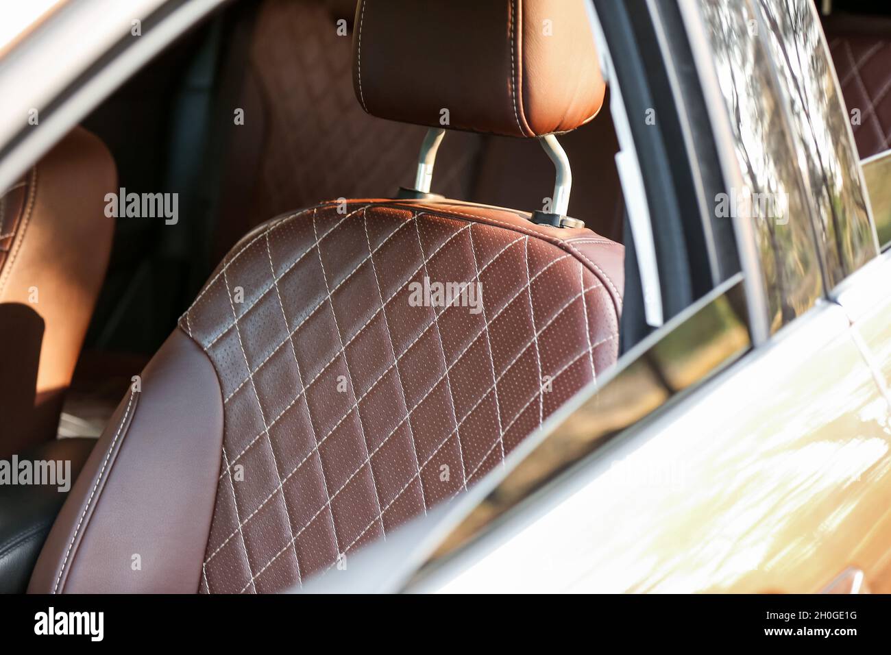 Brauner Ledersitz im modernen Auto Stockfoto