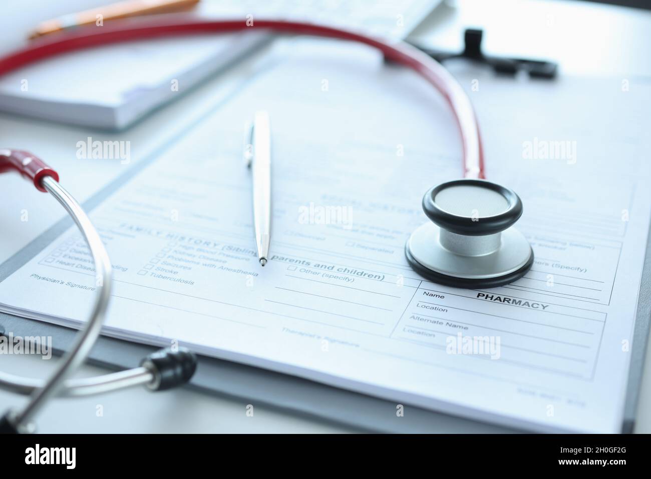 Medizinische Karte Stift und Stethoskop auf dem Tisch Nahaufnahme Stockfoto