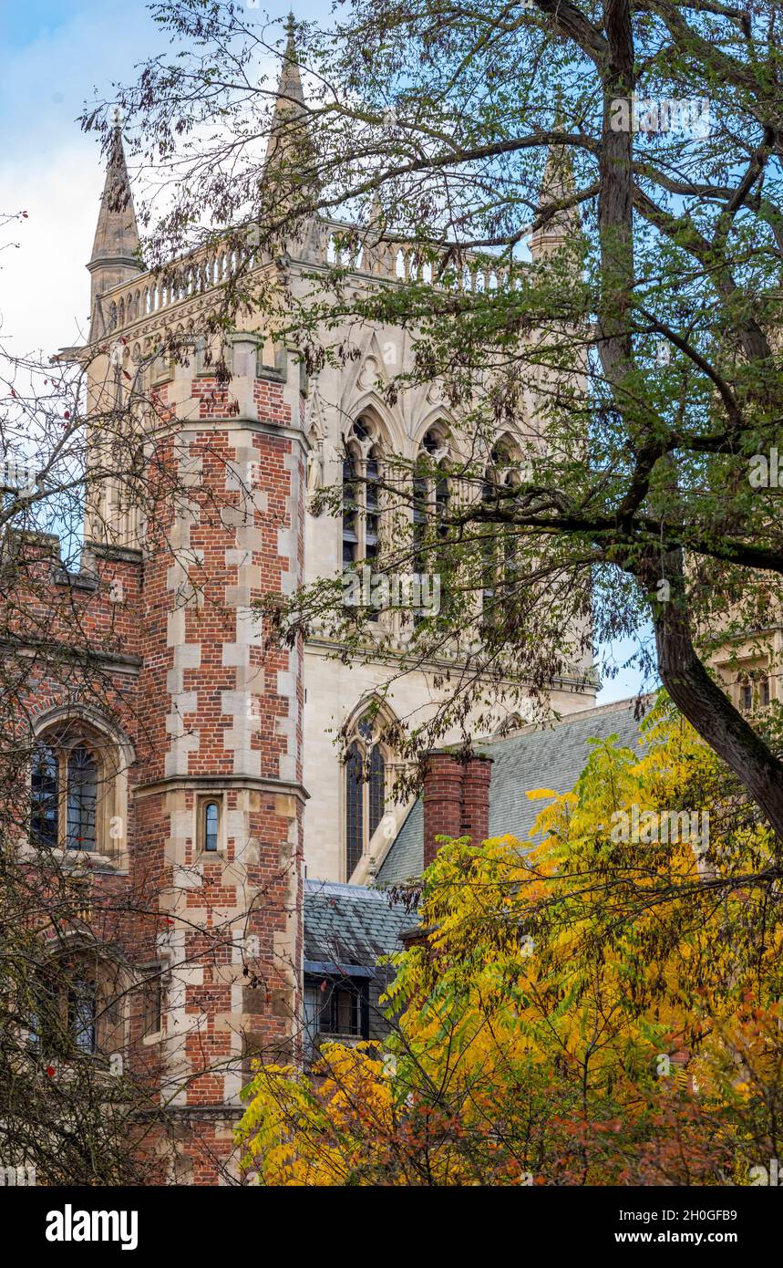 kirche im Stadtzentrum von cambridge im Herbst. universitätsstadt cambridge religiöses Gebäude. Historische Architektur cambridge Stadt. Stockfoto