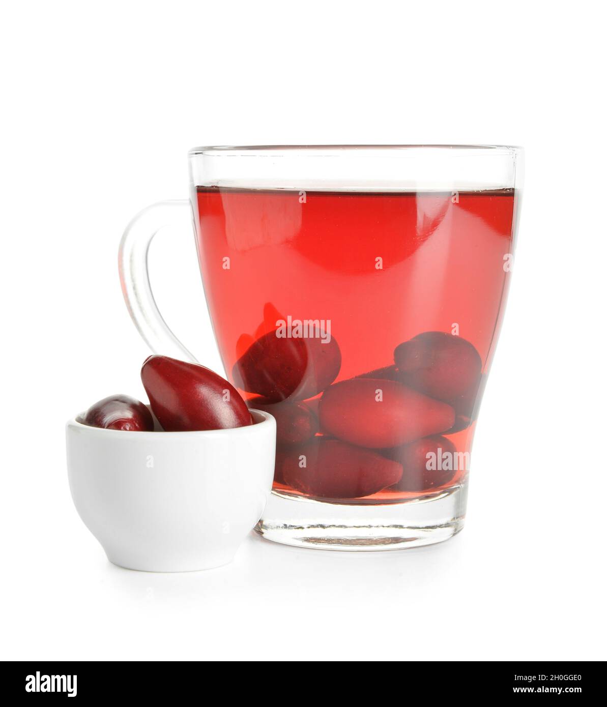 Tasse gesunde Dogwood Berry Drink auf weißem Hintergrund Stockfoto