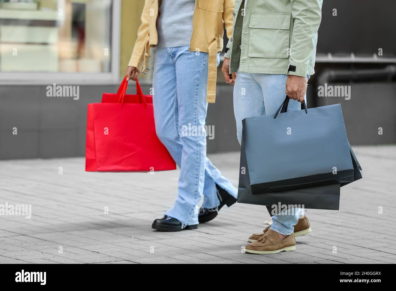Paar mit Einkaufstaschen auf der City Street Stockfoto