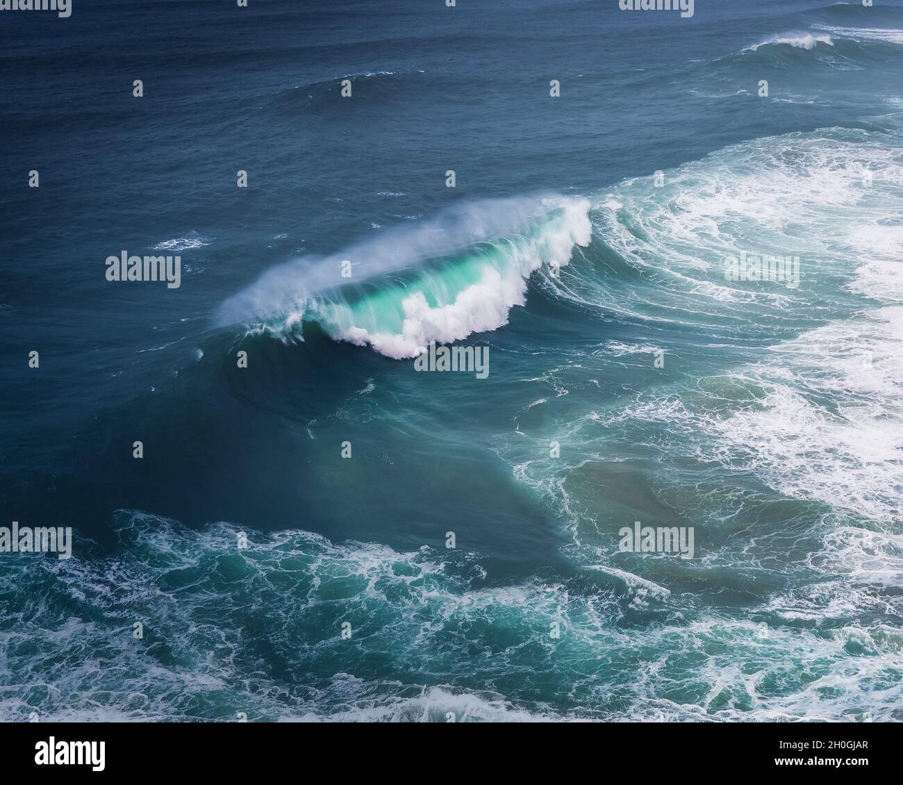Schöne türkise Welle mit Spray Stockfoto
