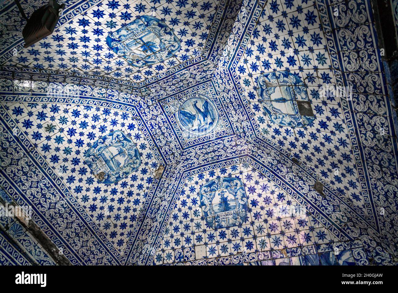 Nazare, Portugal - 16. Februar 2020: Erinnerung Eremitage von Nazaré (Kapelle unserer Lieben Frau von Nazare) Decke von Azulejos - Nazare, Portugal Stockfoto