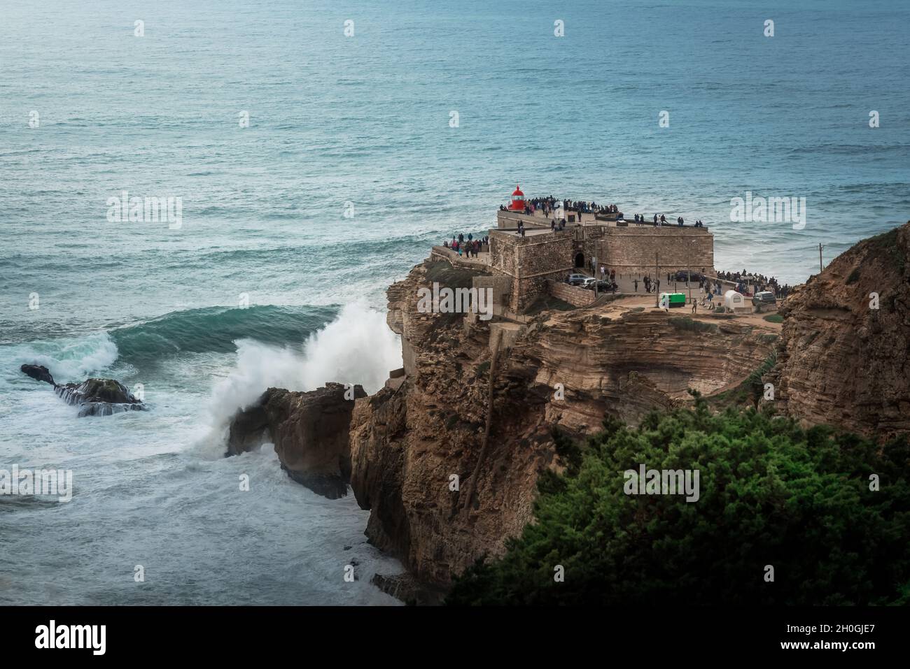 Große Wellen von Nazare bei Fort von Sao Miguel Arcanjo Lightsouse - Nazare, Portugal Stockfoto