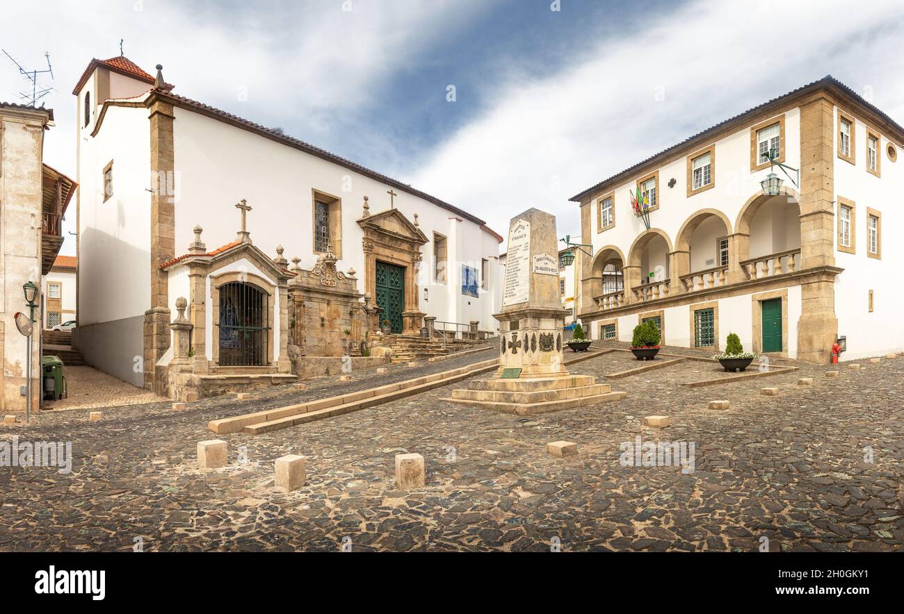 Blick auf Largo do Principal in Bragança, Portugal, mit der Kirche von São Vicente und dem Gebäude do Principal im Hintergrund. Stockfoto