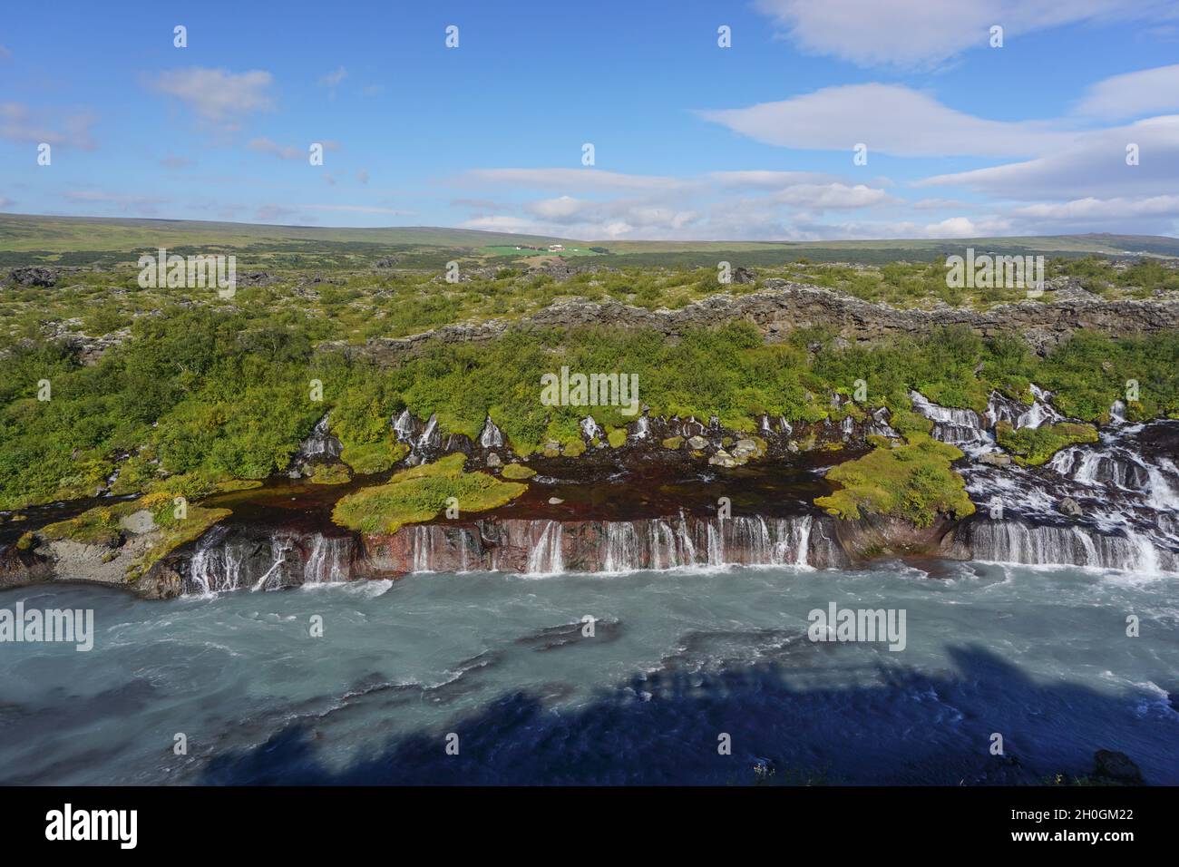 Borgarfjordur Region, Island: Die Hraunfossar Wasserfälle, die sich aus Bächen bilden, die aus dem Hallmundarhraun strömen, einem Lavafeld, das durch einen Ausbruch gebildet wurde Stockfoto
