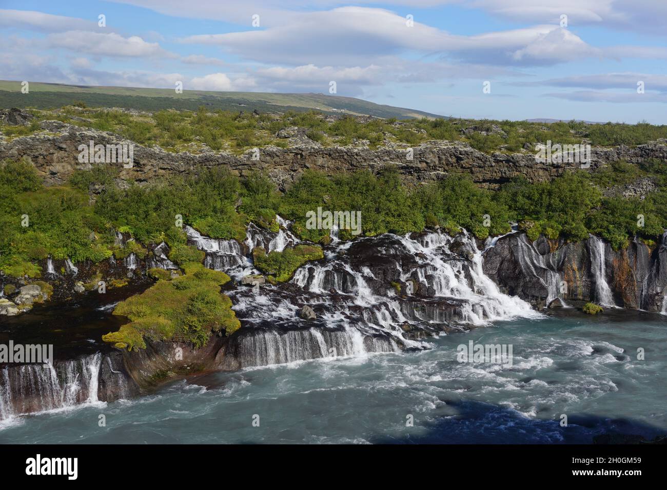 Borgarfjordur Region, Island: Die Hraunfossar Wasserfälle, die sich aus Bächen bilden, die aus dem Hallmundarhraun strömen, einem Lavafeld, das durch einen Ausbruch gebildet wurde Stockfoto