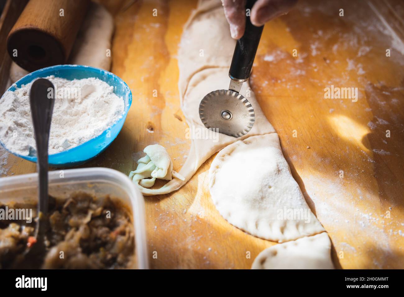 Frauenhände machen Empanadas. Ethnische Küche. Stockfoto