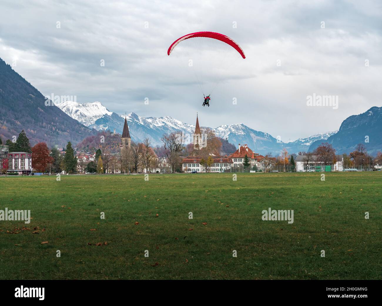 Paragliding im Interlaken Hohematte Park - Interlaken, Schweiz Stockfoto