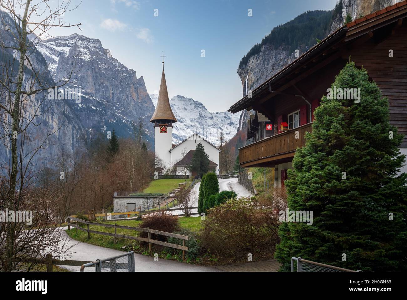 Schöne Sicht auf die Lauterbrunnen Kirche - Lauterbrunnen, Schweiz Stockfoto