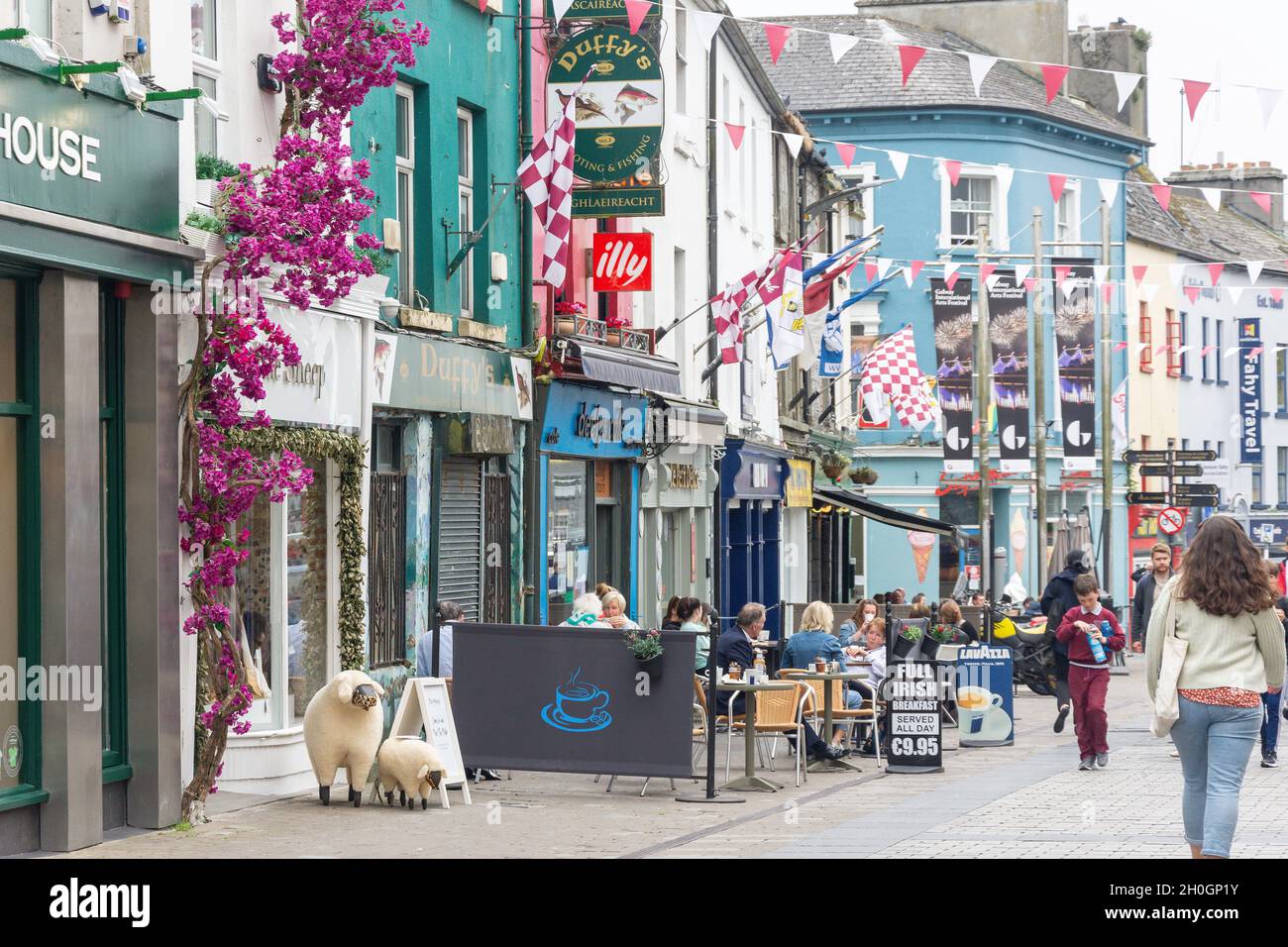 Straßencafés, Mainguard Street, Stadtzentrum, Galway (Gaillimh), County Galway, Republik Irland Stockfoto
