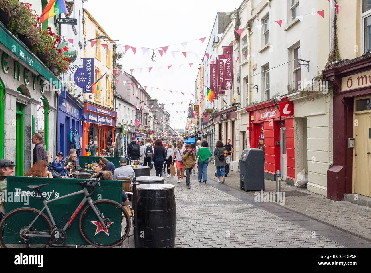 Fußgängerzone, High Street, Stadtzentrum, Galway (Gaillimh), County Galway, Republik Irland Stockfoto