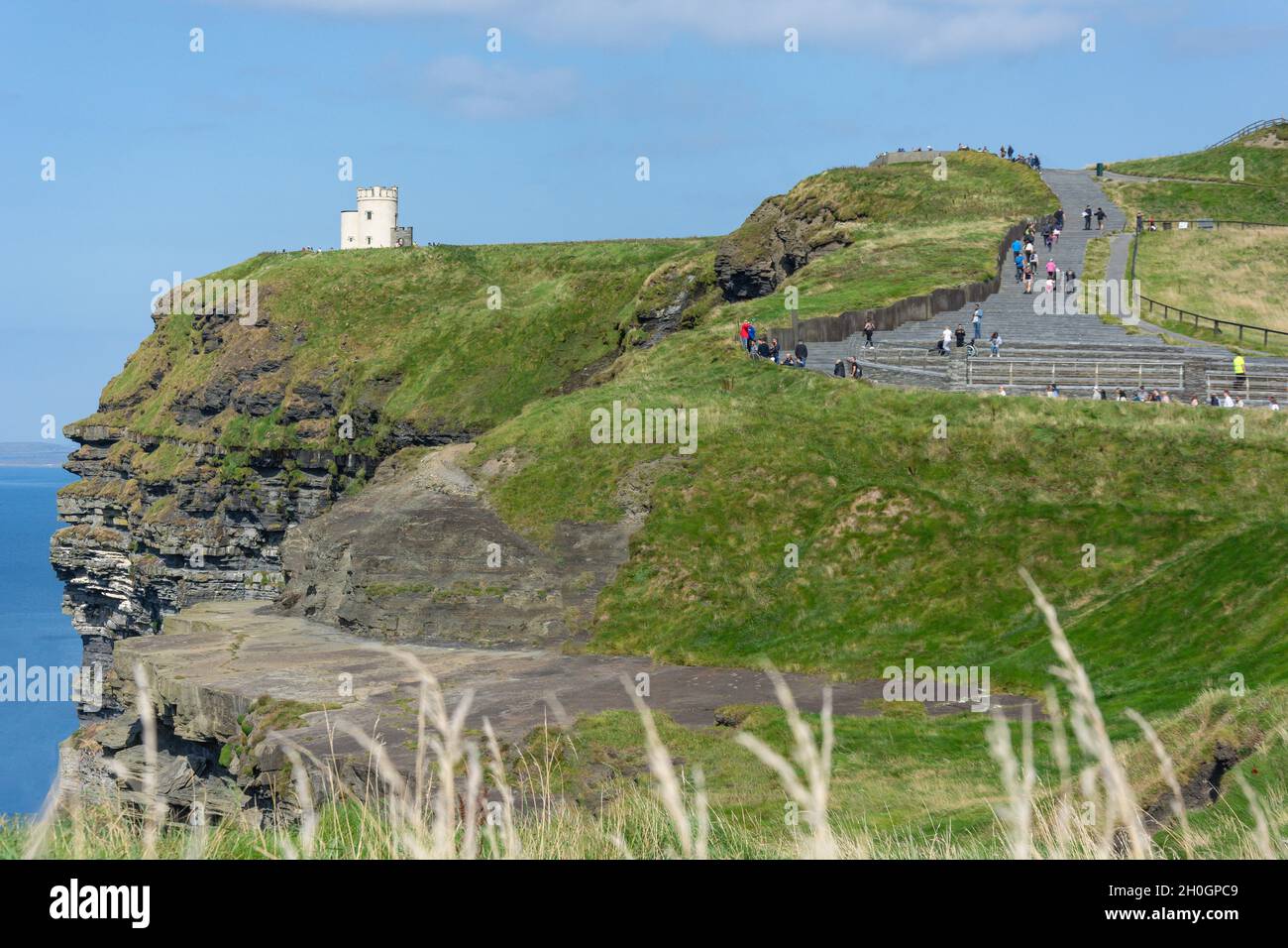 O'Brian's Tower, Cliffs of Moher (Aillte an Mhothair), Lahinch, County Clare, Republik Irland Stockfoto