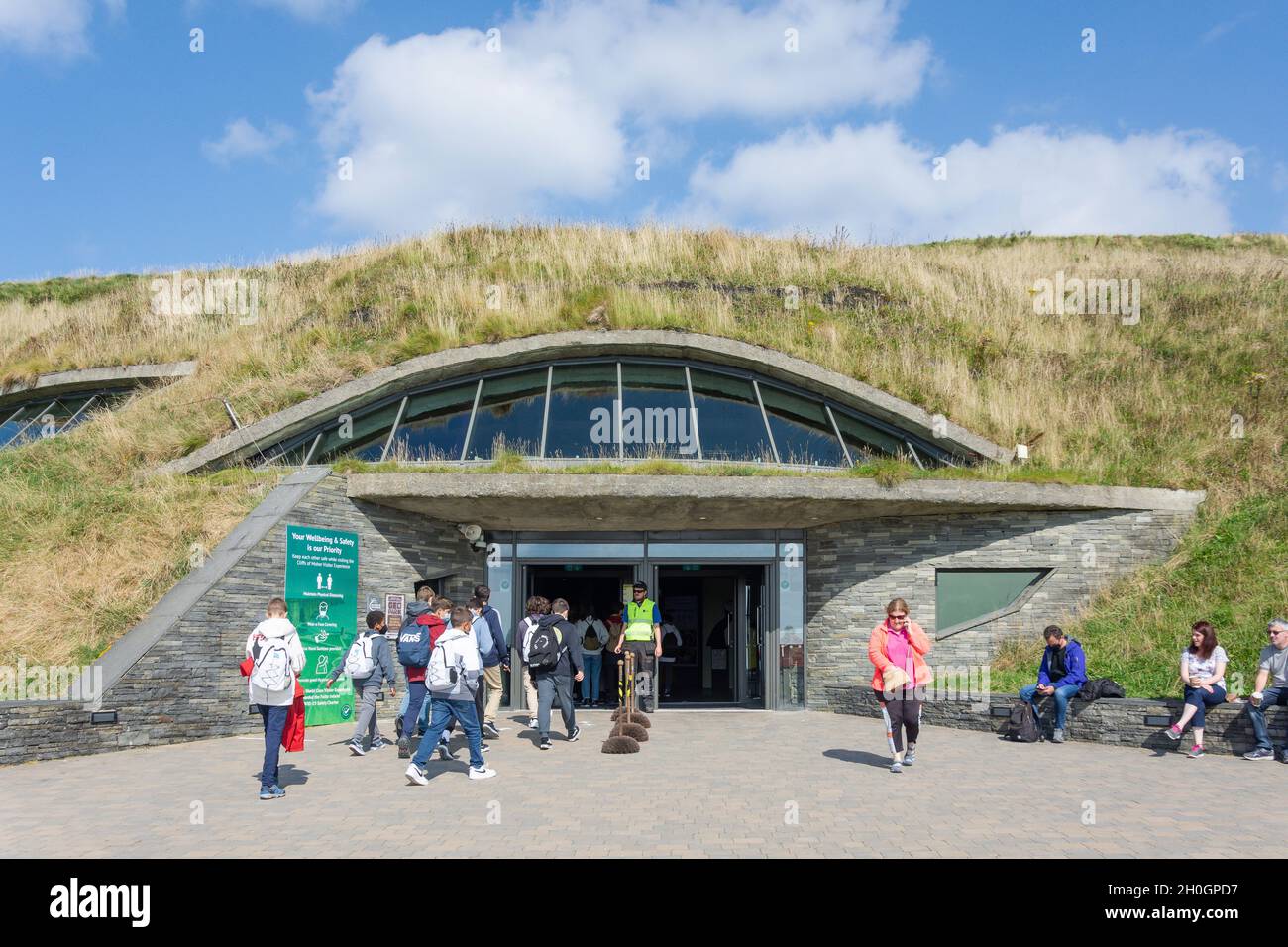 Eingang zum unterirdischen Besucherzentrum, Cliffs of Moher (Aillte an Mhothair), Lahinch, County Clare, Republik Irland Stockfoto