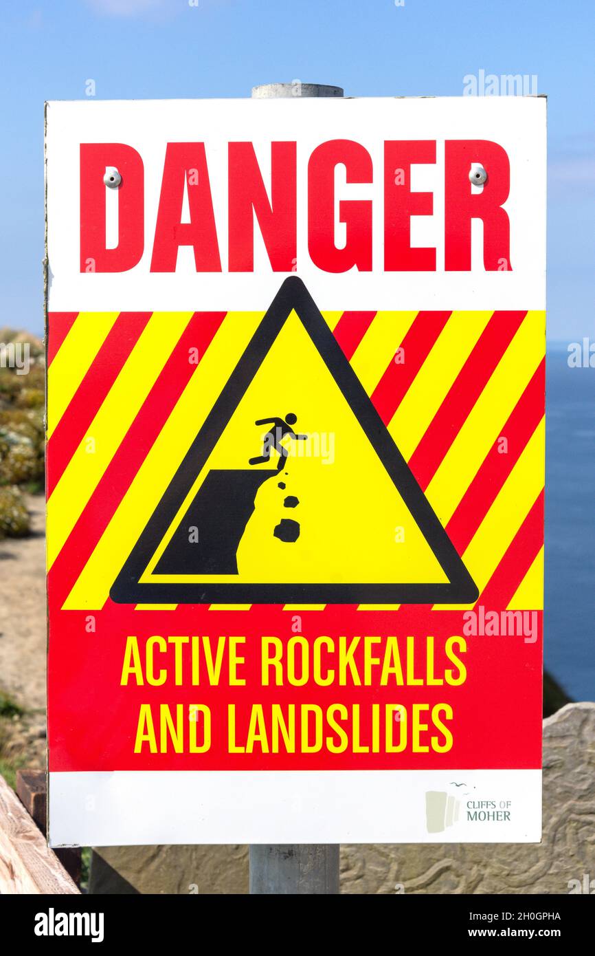 Gefahr, aktive Felsstürze und Erdrutsche, Cliffs of Moher (Aillte an Mhothair), Lahinch, County Clare, Republik Irland Stockfoto