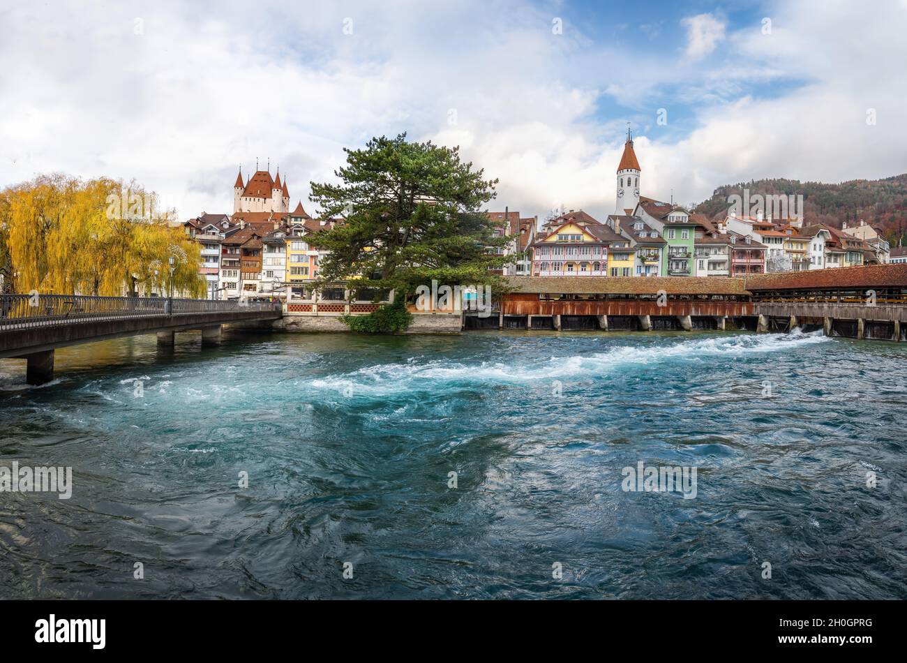 Panoramablick auf die Skyline von Thun und Aare mit Schloss Thun und