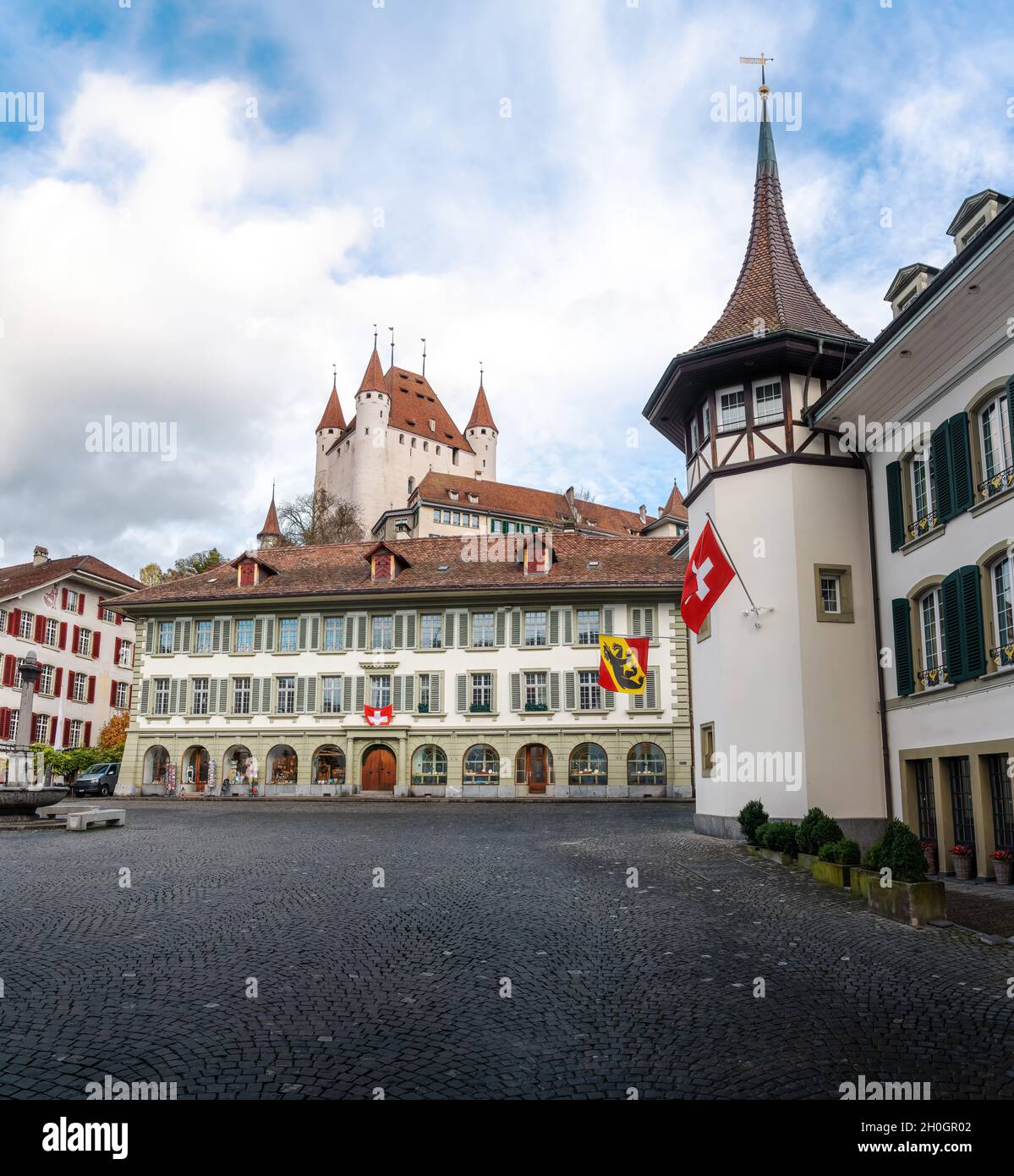 Rathausplatz (Rathausplatz) mit Schloss Thun (Schlossberg Thun) im Hintergrund - Thun, Schweiz Stockfoto