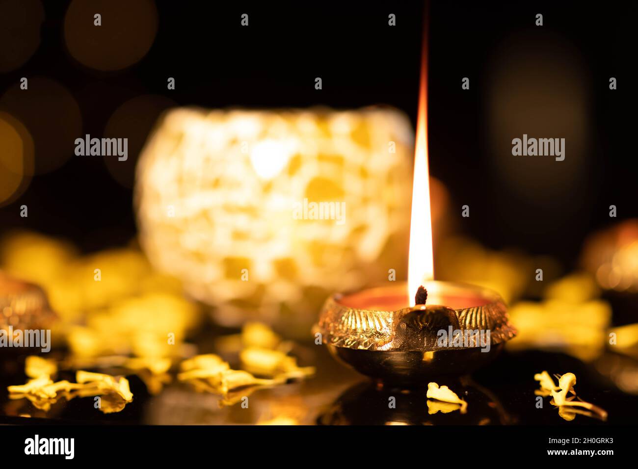 Beleuchtete Metallmessinglampe Namens Diya Deep Oder Dia Glühend Mit Bokeh. Thema Für Diwali, Navratri, Dussehra Puja, Neujahr, Deepawali, Karva Chauth, Stockfoto